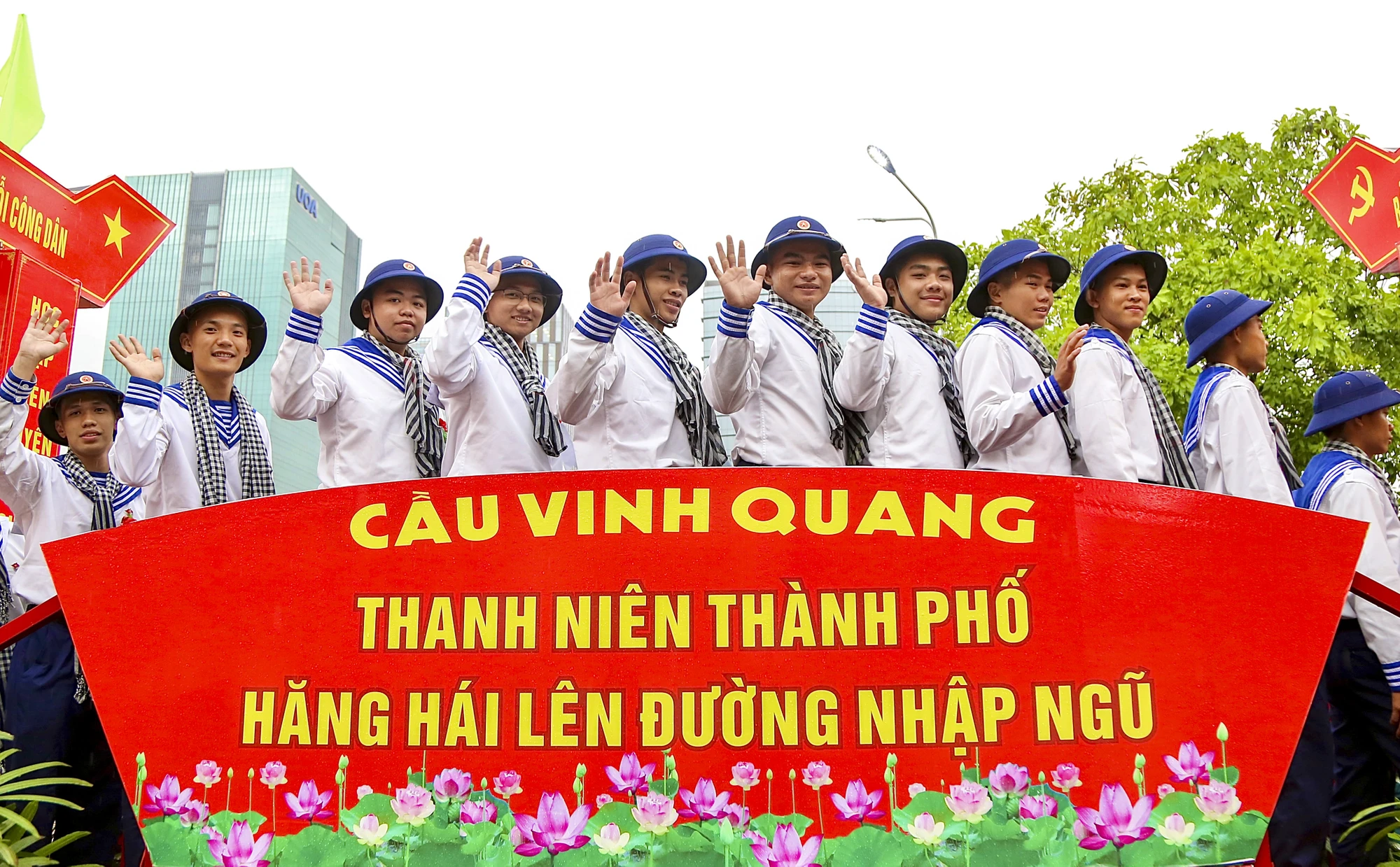 Hàng nghìn thanh niên TP.HCM hăng hái lên đường nhập ngũ