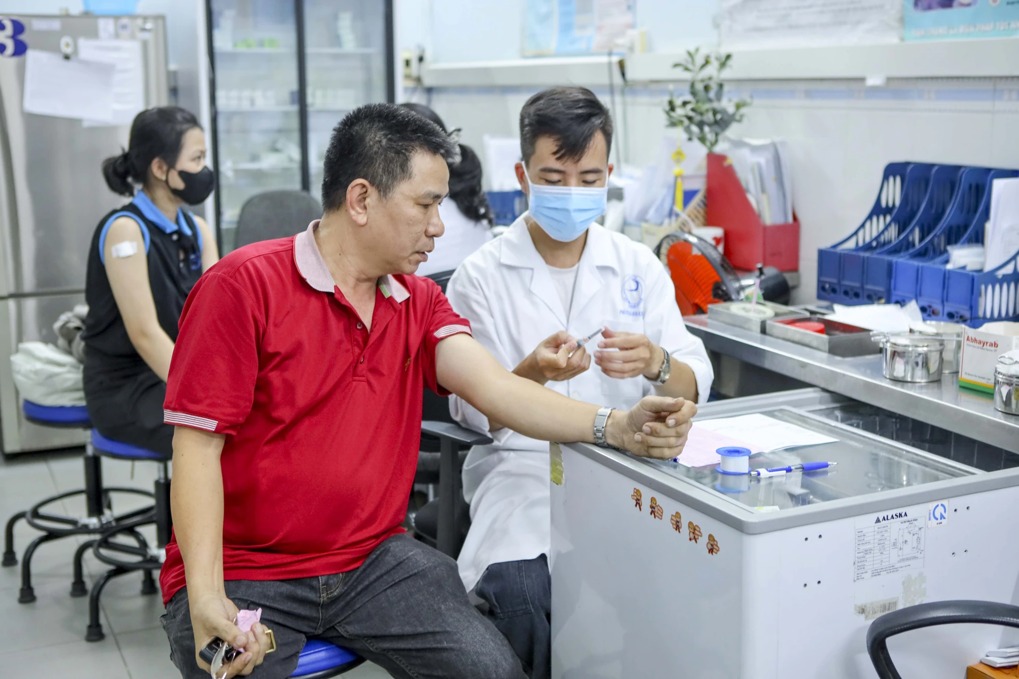 Ảnh: Người dân TP.HCM đổ xô đi tiêm vaccine cúm