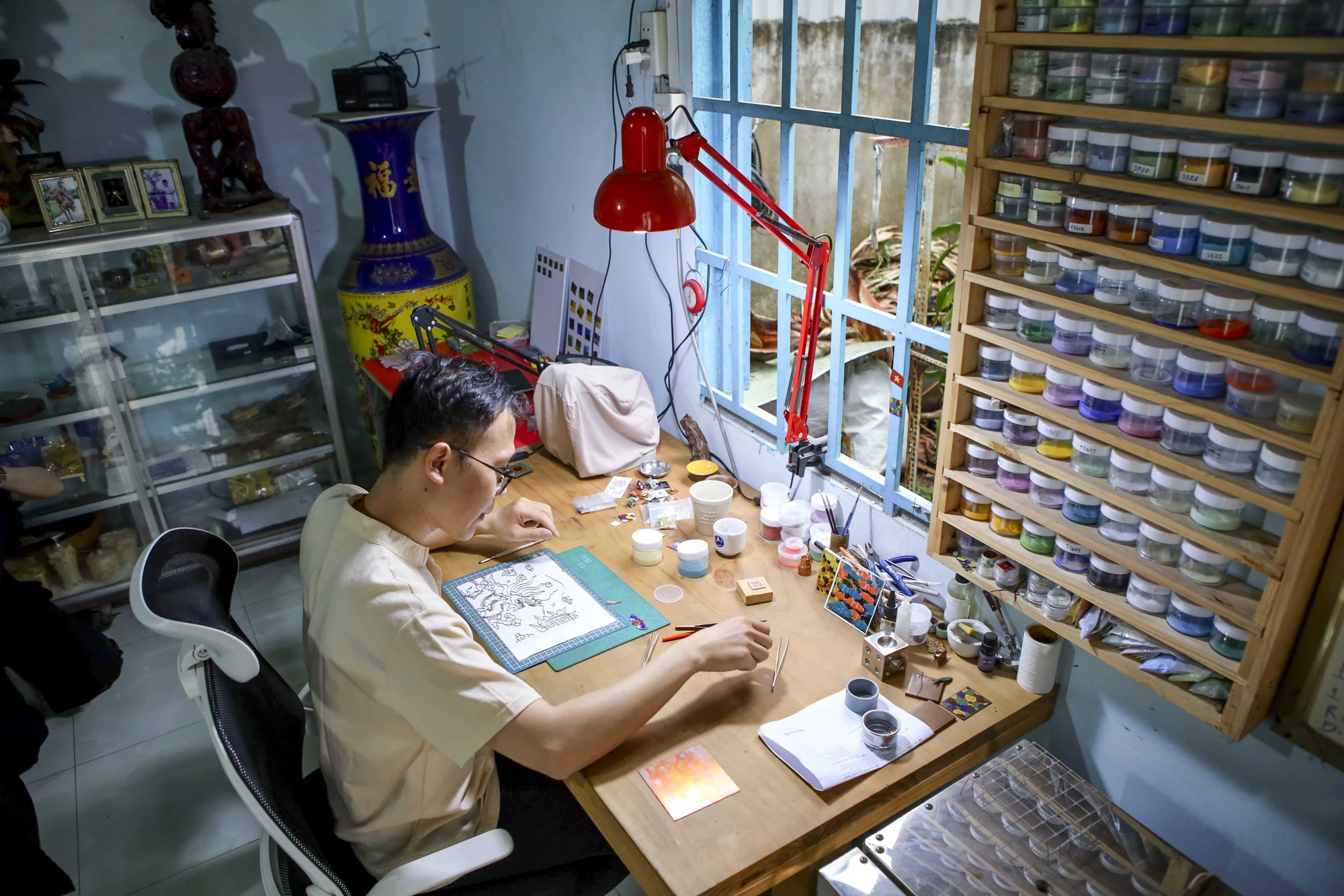 9X Sài Gòn chinh phục nghệ thuật pháp lam thất truyền