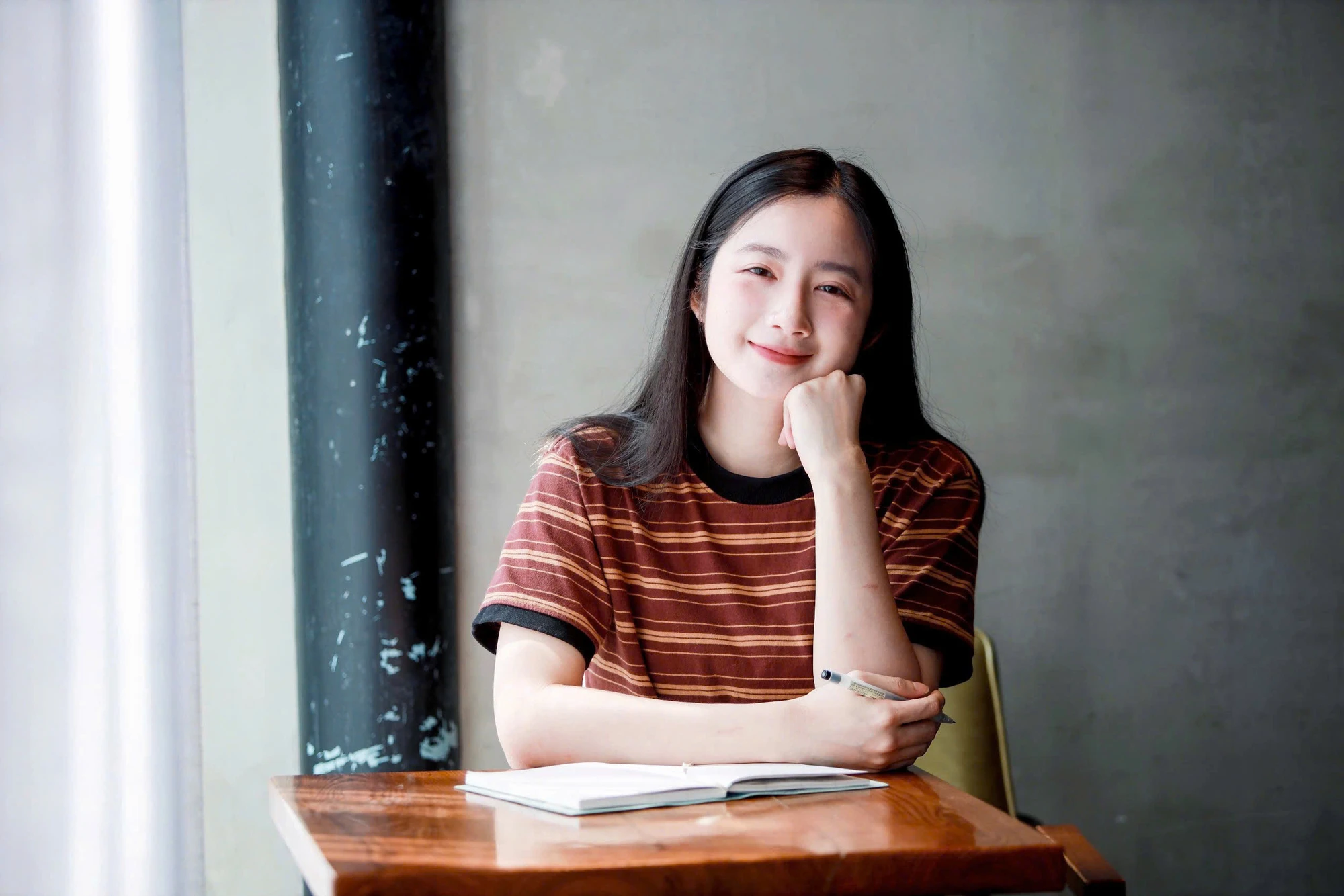 Chân dung gen Z ngoài đời thực được ví giống Nam Phương Hoàng hậu