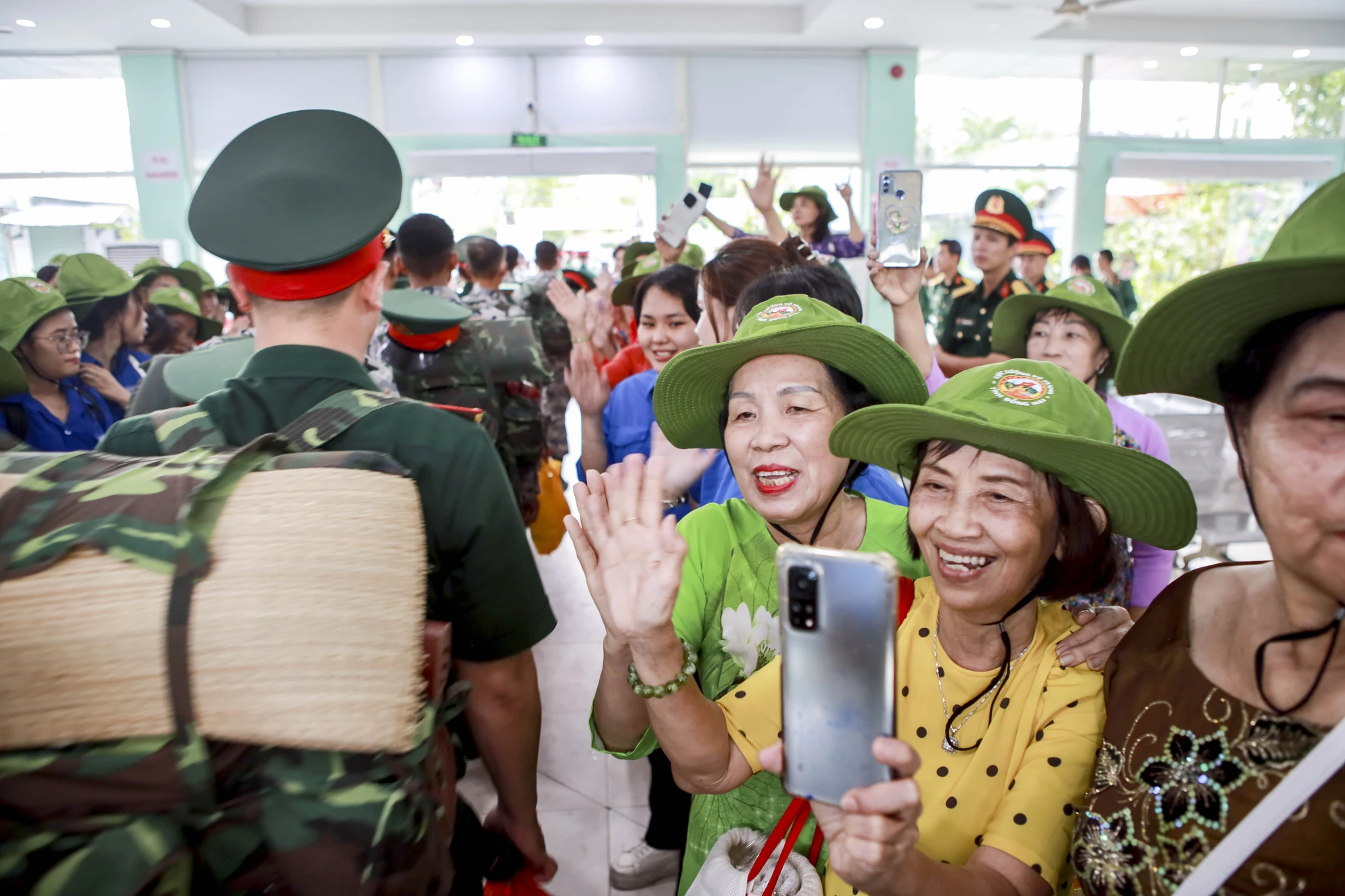 Những hình ảnh xúc động ấm áp tình quân dân ở ga Biên Hòa