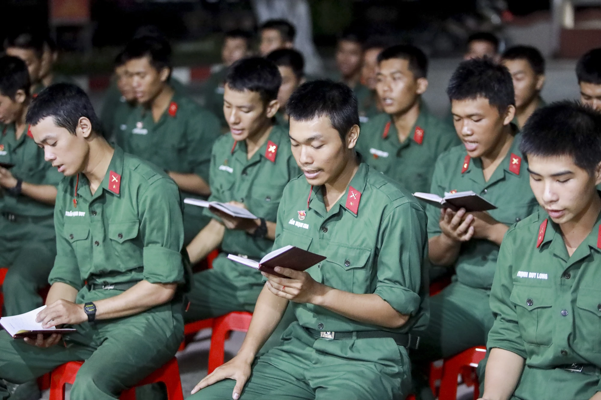 môi trường quân ngũ