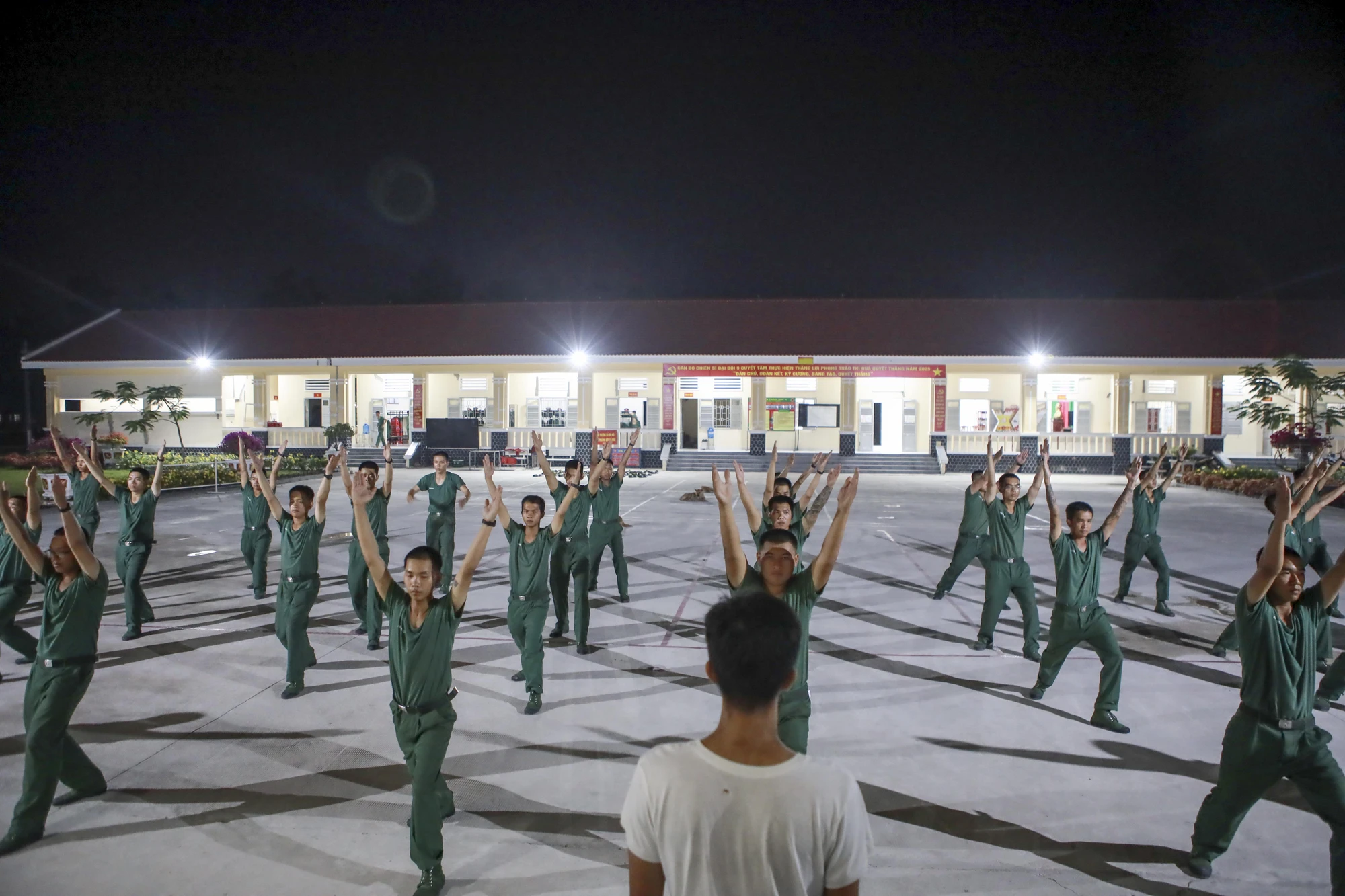 môi trường quân ngũ