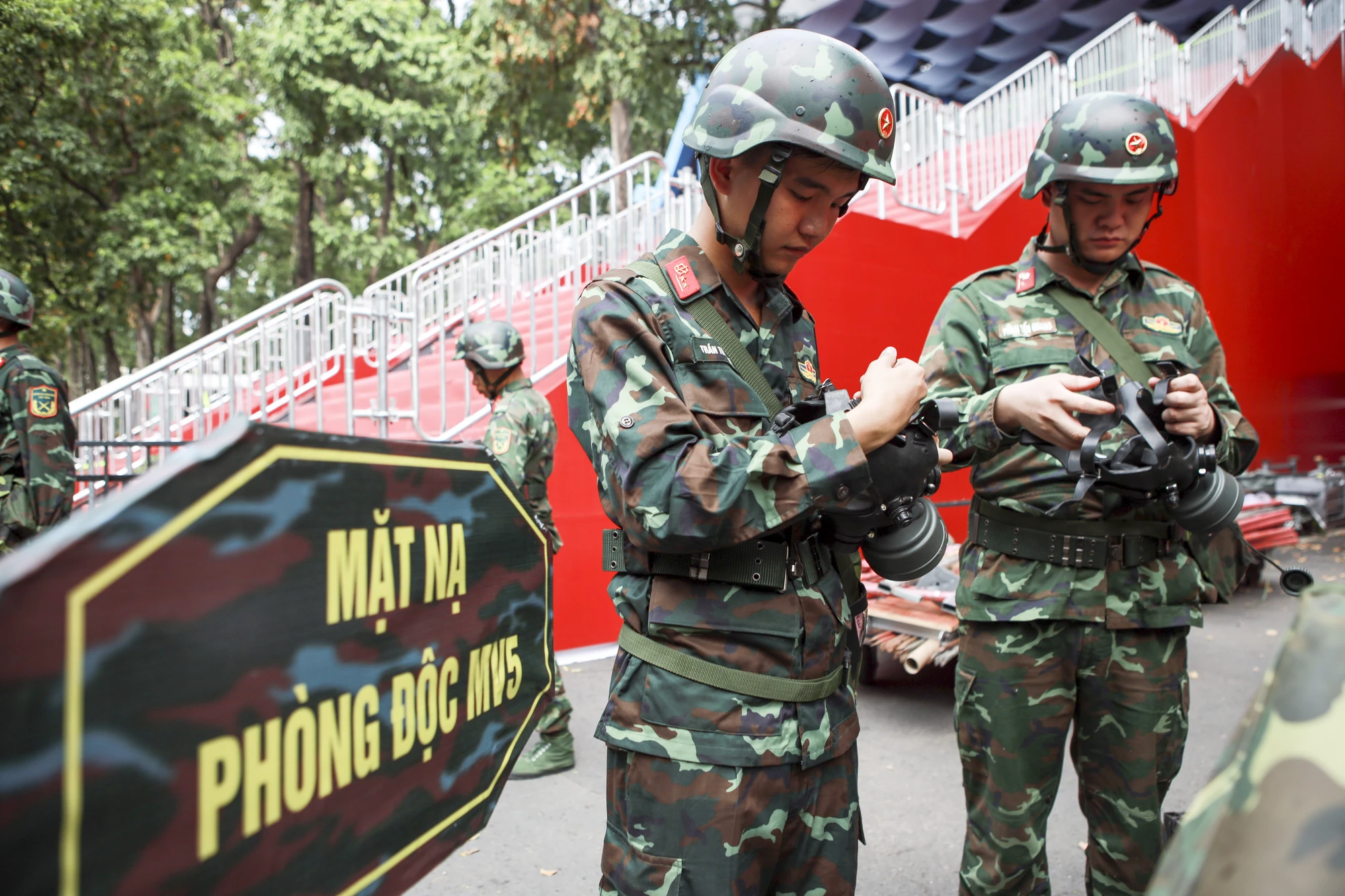 Chiến sĩ hóa học âm thầm đảm bảo an toàn cho diễu binh 30-4 (23).jpg