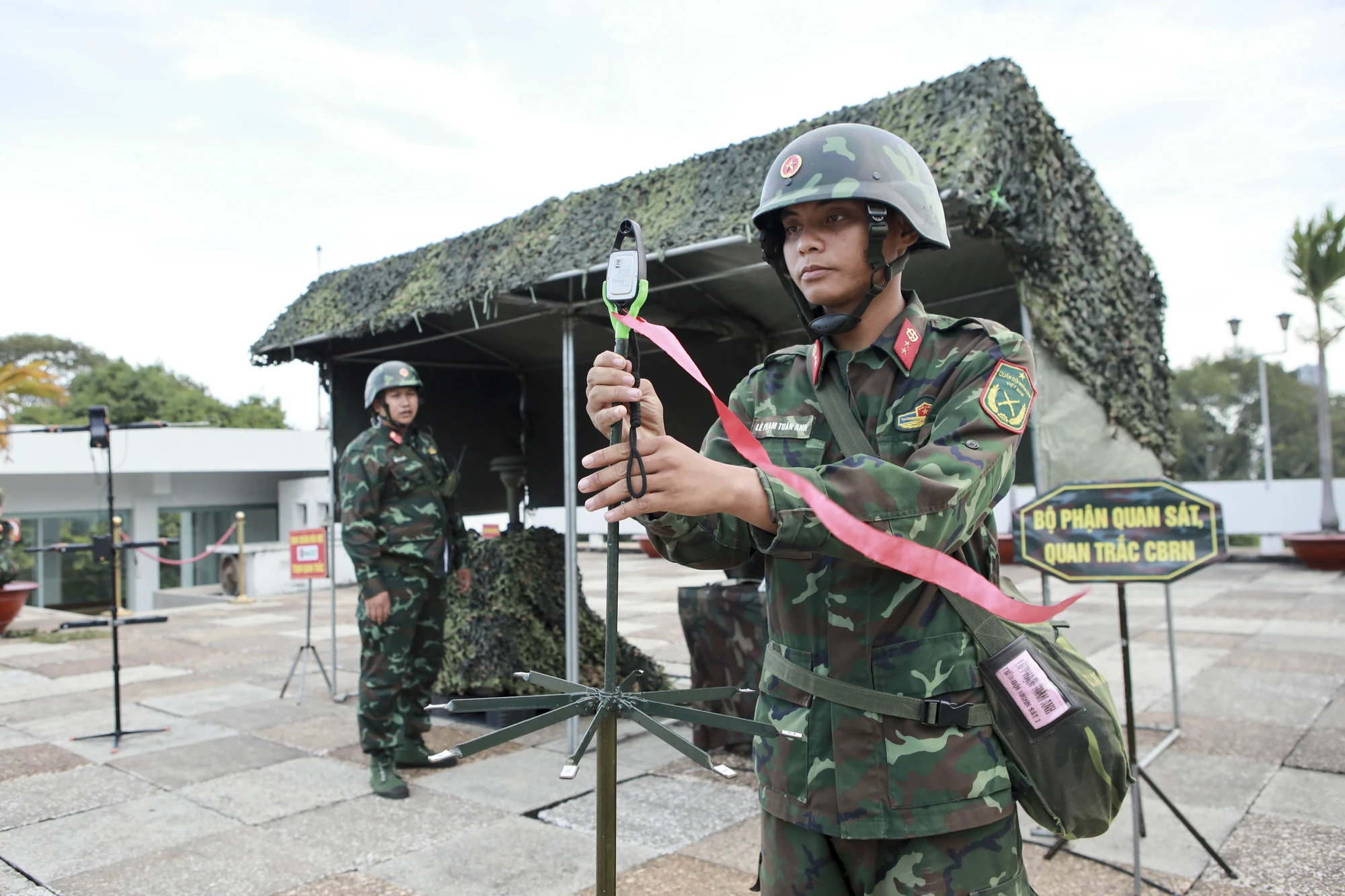 Chiến sĩ hóa học âm thầm đảm bảo an toàn cho diễu binh 30-4 (39).jpg