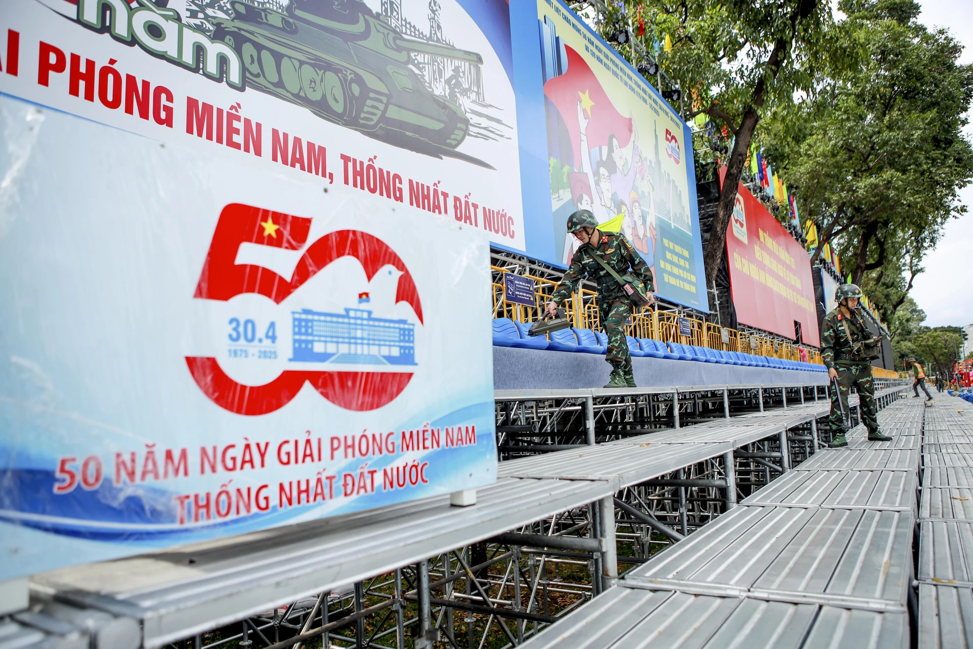 Chiến sĩ hóa học âm thầm đảm bảo an toàn cho diễu binh 30-4 (4).jpg