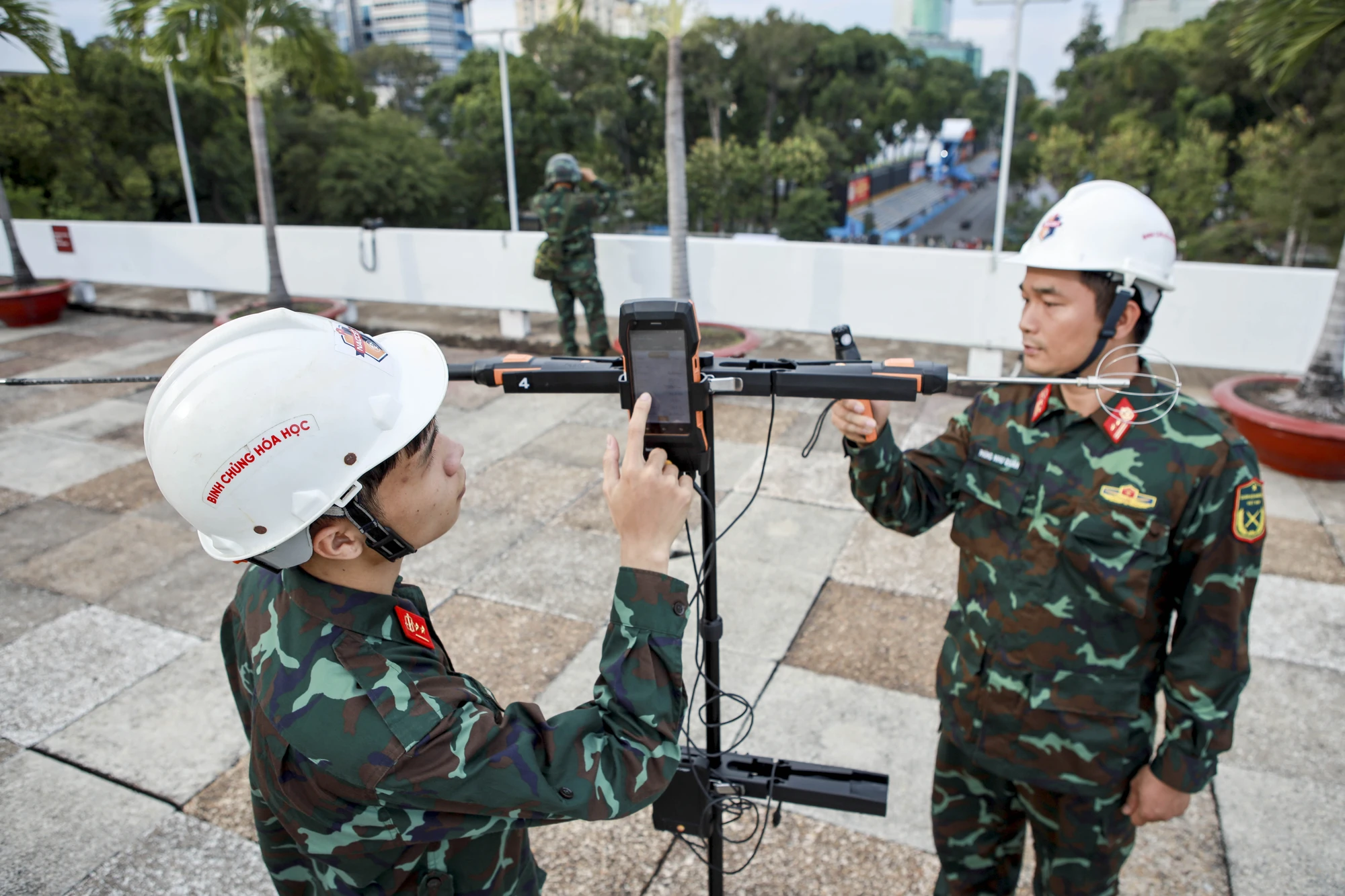 Chiến sĩ hóa học âm thầm đảm bảo an toàn cho diễu binh 30-4 (41).jpg