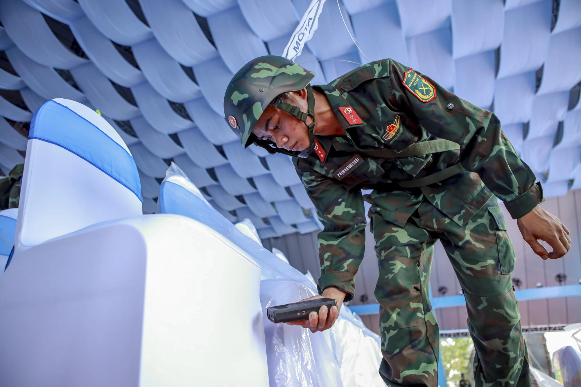 Chiến sĩ hóa học âm thầm đảm bảo an toàn cho diễu binh 30-4 (5).jpg