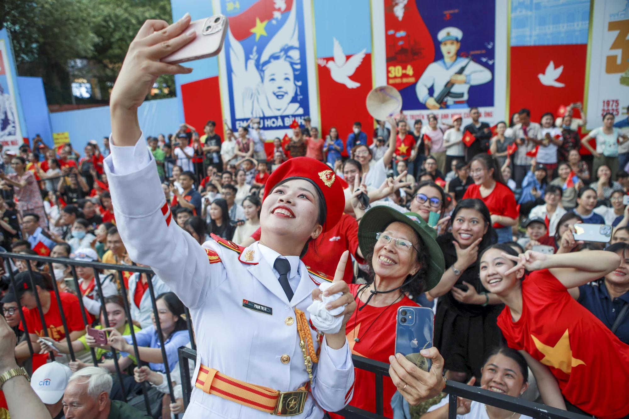 chiến sĩ diễu binh 30-4 đi trong vòng tay nhan dan (10).jpg