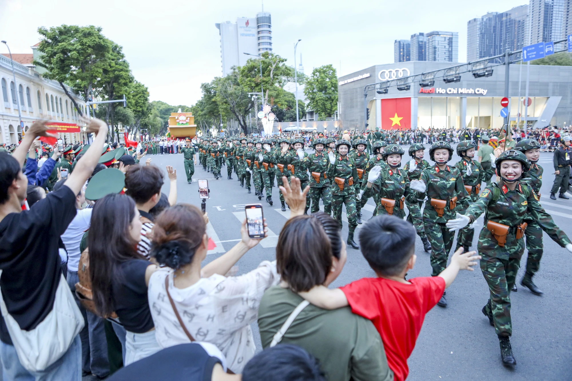 chiến sĩ diễu binh 30-4 đi trong vòng tay nhan dan (34).jpg
