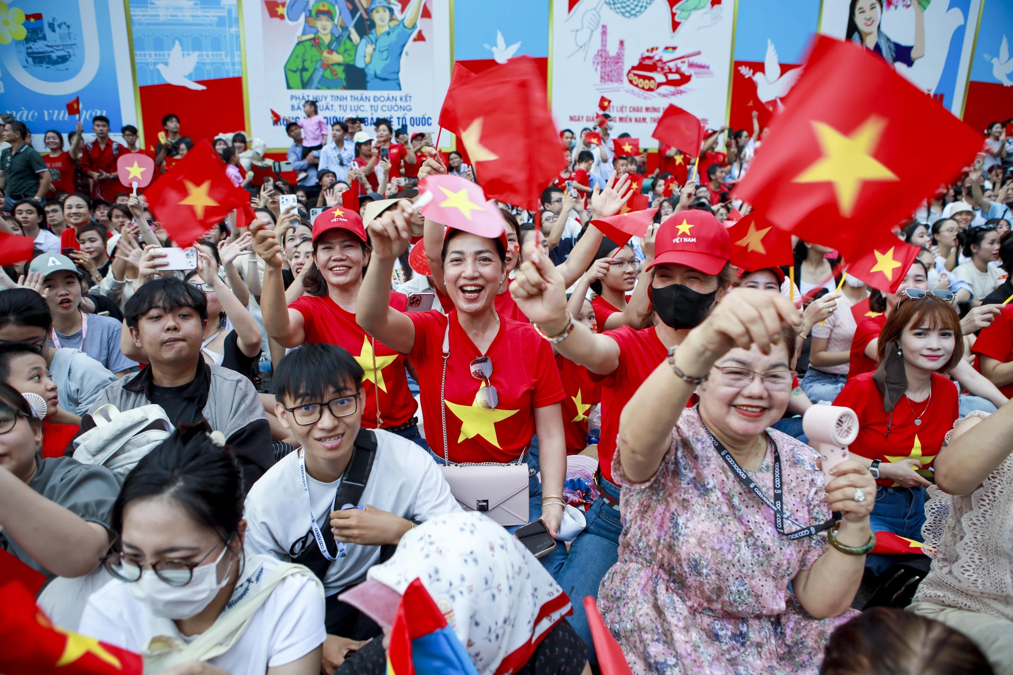 chiến sĩ diễu binh 30-4 đi trong vòng tay nhan dan (4).jpg