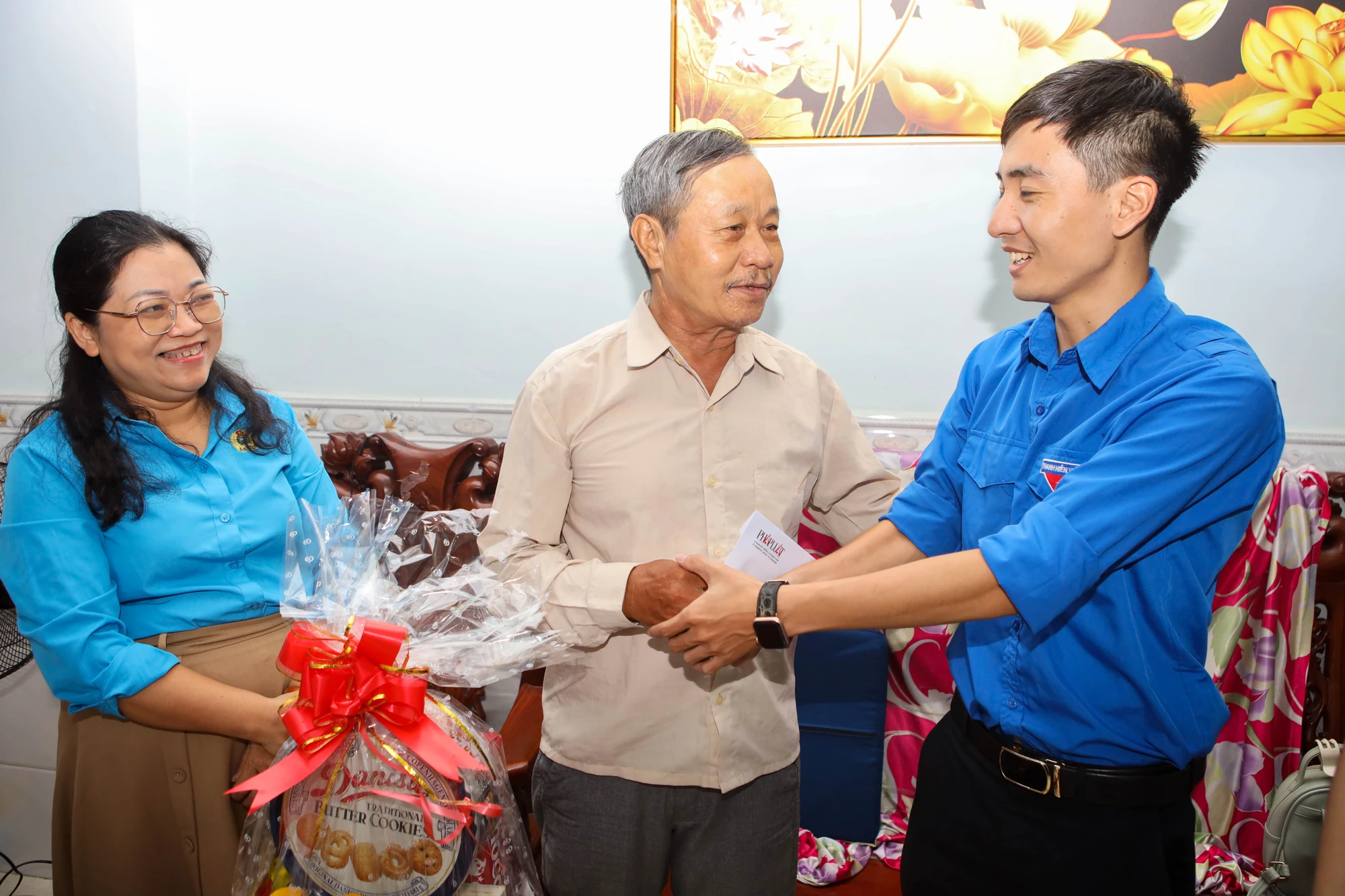 Báo Pháp Luật TP.HCM tri ân các cựu chiến binh: Mỗi căn nhà là một câu chuyện chưa kể
