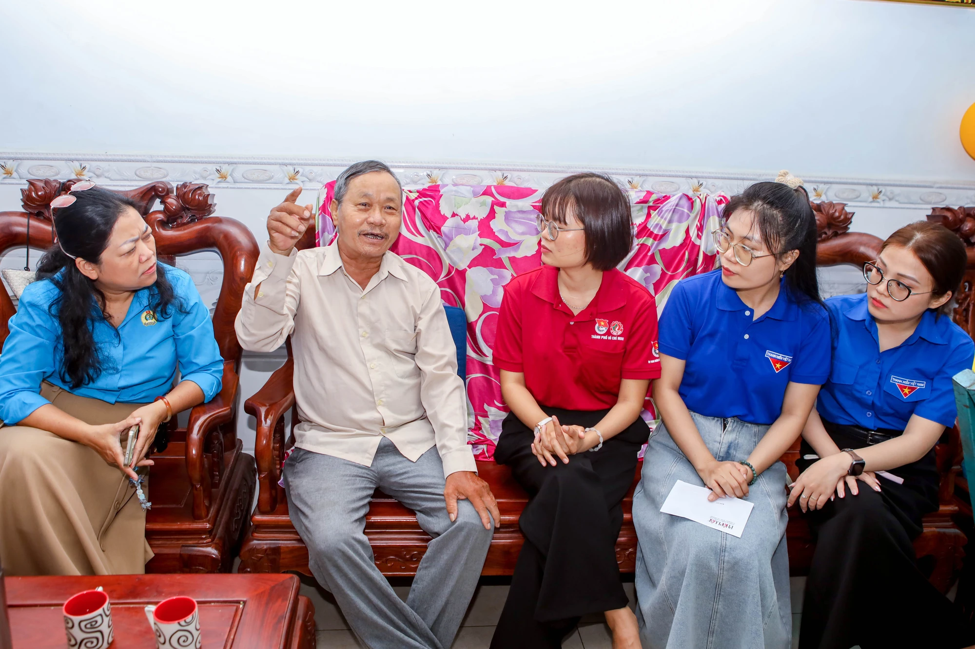 Báo Pháp Luật TP.HCM tri ân các cựu chiến binh: Mỗi căn nhà là một câu chuyện chưa kể