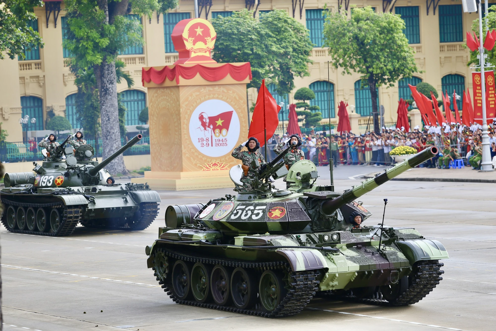 Khí tài tổng duyệt diễu binh A80 (13).jpg