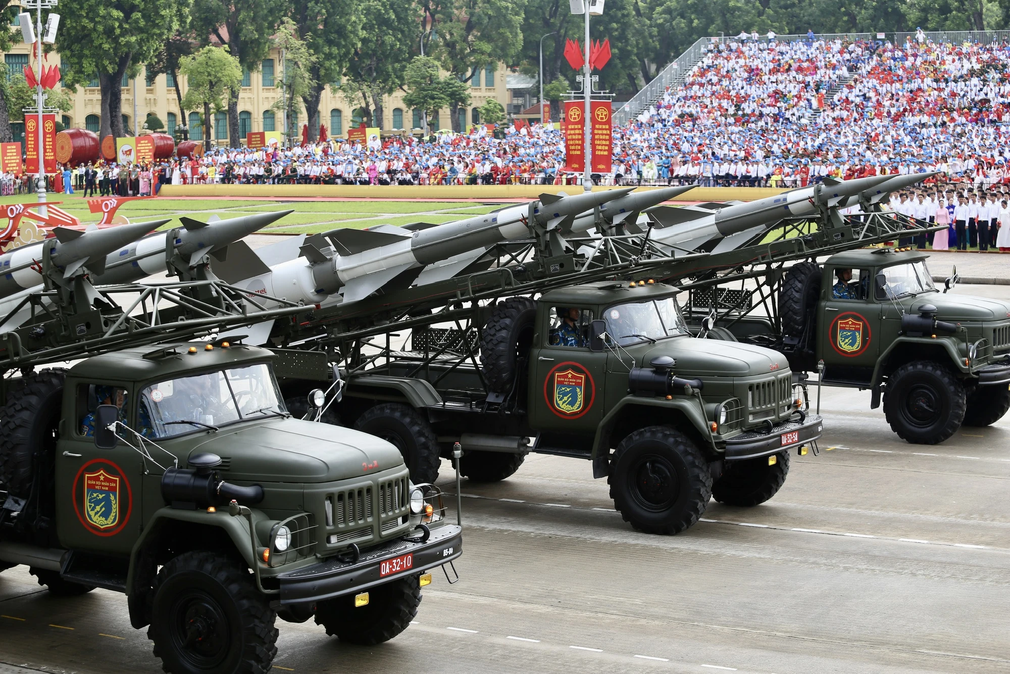 Khí tài tổng duyệt diễu binh A80 (3).jpg