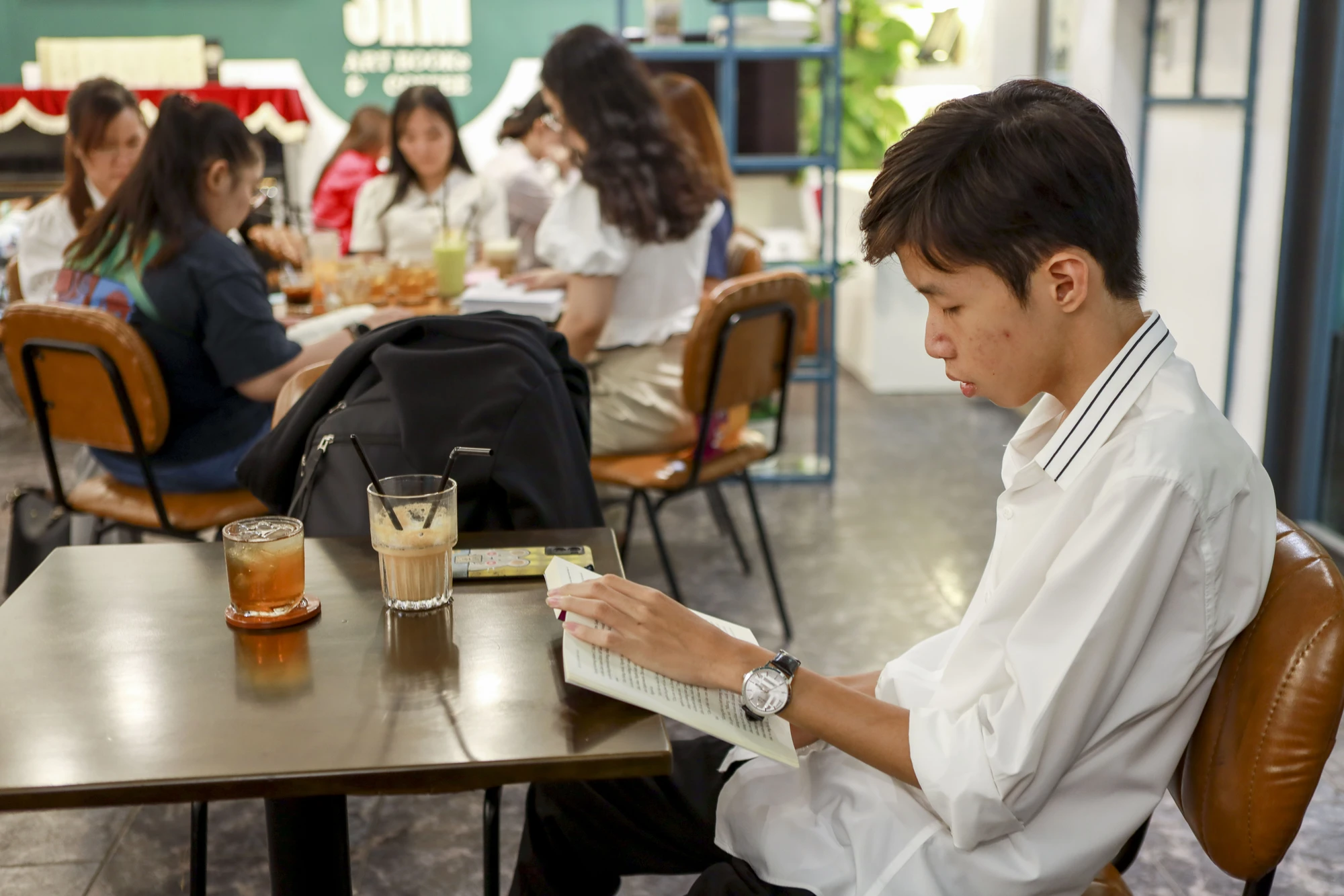 Ở Sài Gòn có quán cà phê 'trả công' cho người đọc sách