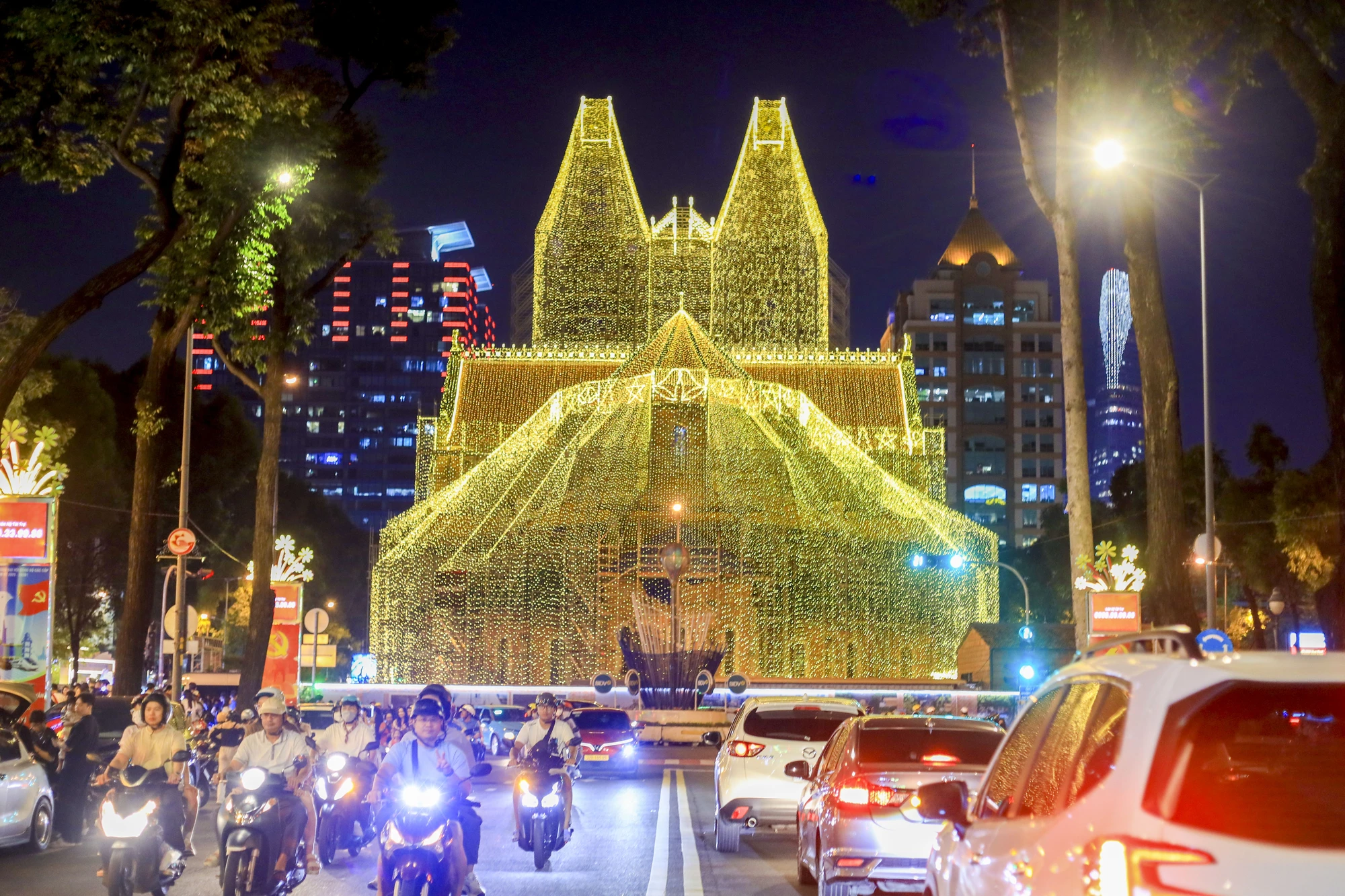 Nha tho Duc Ba Sai Gon (2).jpg