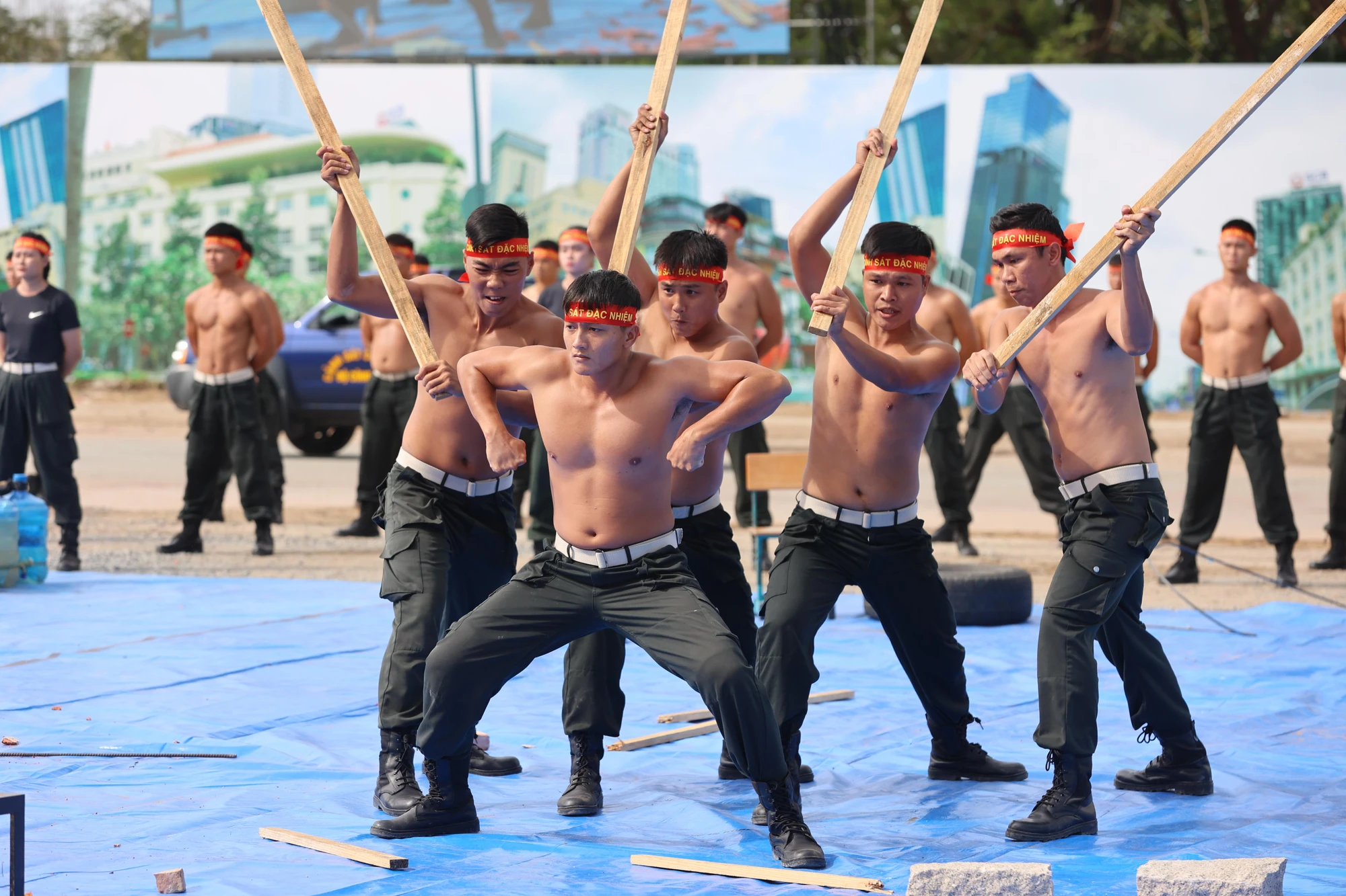 Tiết mục đồng diễn võ ứng dụng quyền 25, 34 động tác, quyền gậy Tonfa 33 động tác và 2 tổ đánh phân thế; Biểu diễn khí công, công phá được thực hiện bài bản, thành công. Tiết mục đồng diễn võ ứng dụng quyền 25, 34 động tác, quyền gậy Tonfa 33 động tác và 2 tổ đánh phân thế; Biểu diễn khí công, công phá được thực hiện bài bản, thành công.
