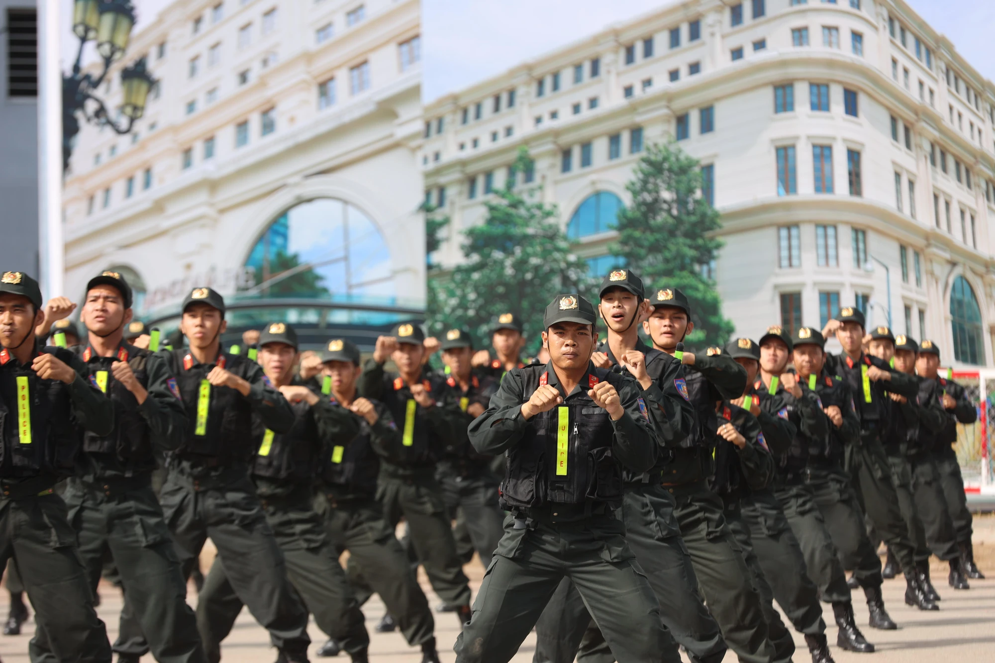Lực lượng cảnh sát cơ động biểu diễn võ thuật. Lực lượng cảnh sát cơ động biểu diễn võ thuật.