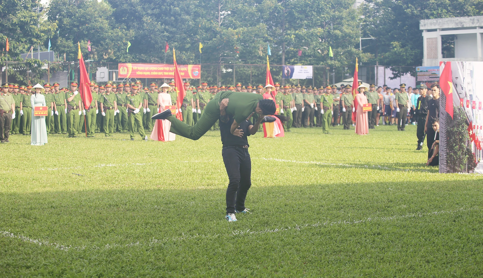 Nữ cán bộ công an khu vực thực hiện động tác võ thuật khống chế các đối tượng hoạt động tín dụng đen, xịt sơn khủng bố nhà dân trong một tình huống giả định. Ảnh: NT Nữ cán bộ công an khu vực thực hiện động tác võ thuật khống chế các đối tượng hoạt động tín dụng đen, xịt sơn khủng bố nhà dân trong một tình huống giả định. Ảnh: NT