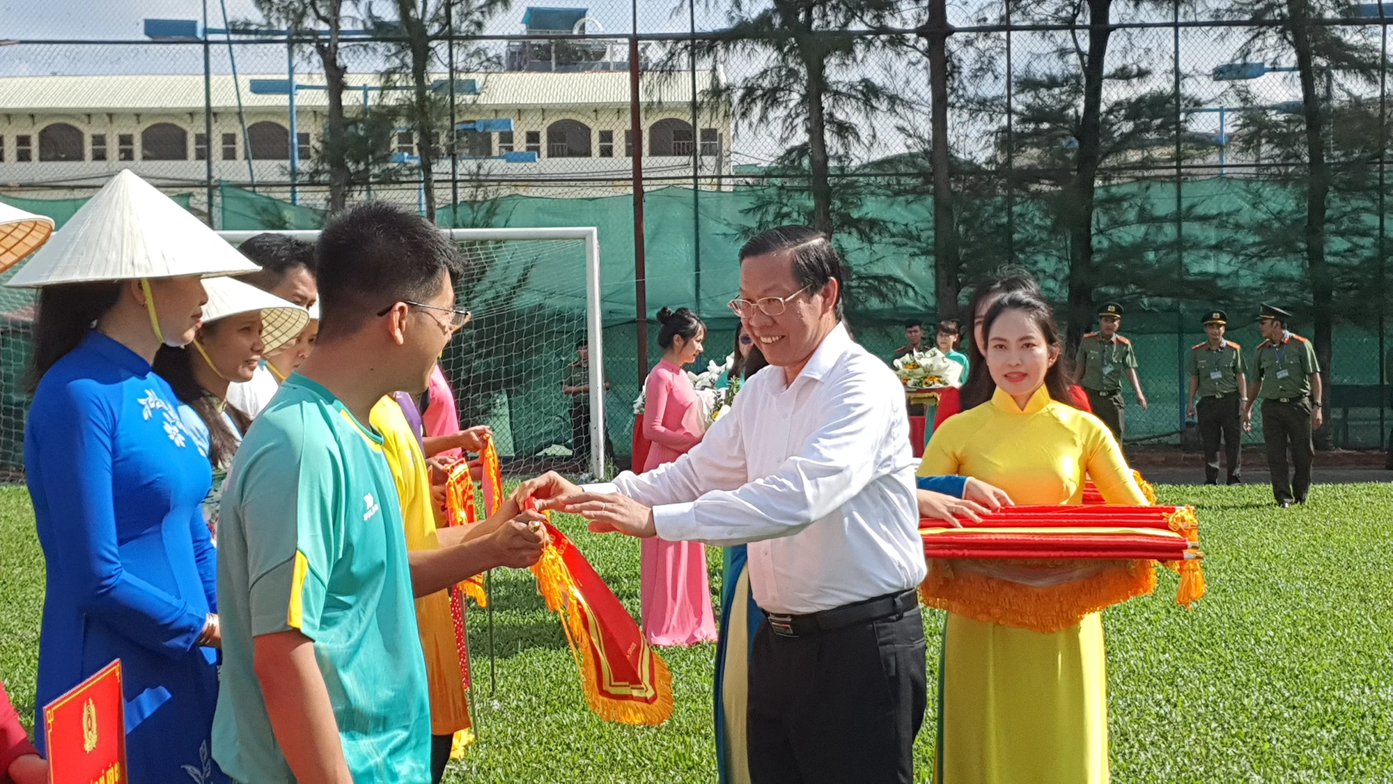 Chủ tịch UBND TP.HCM trao cờ cho các đơn vị tham gia. Ảnh: NT Chủ tịch UBND TP.HCM trao cờ cho các đơn vị tham gia. Ảnh: NT