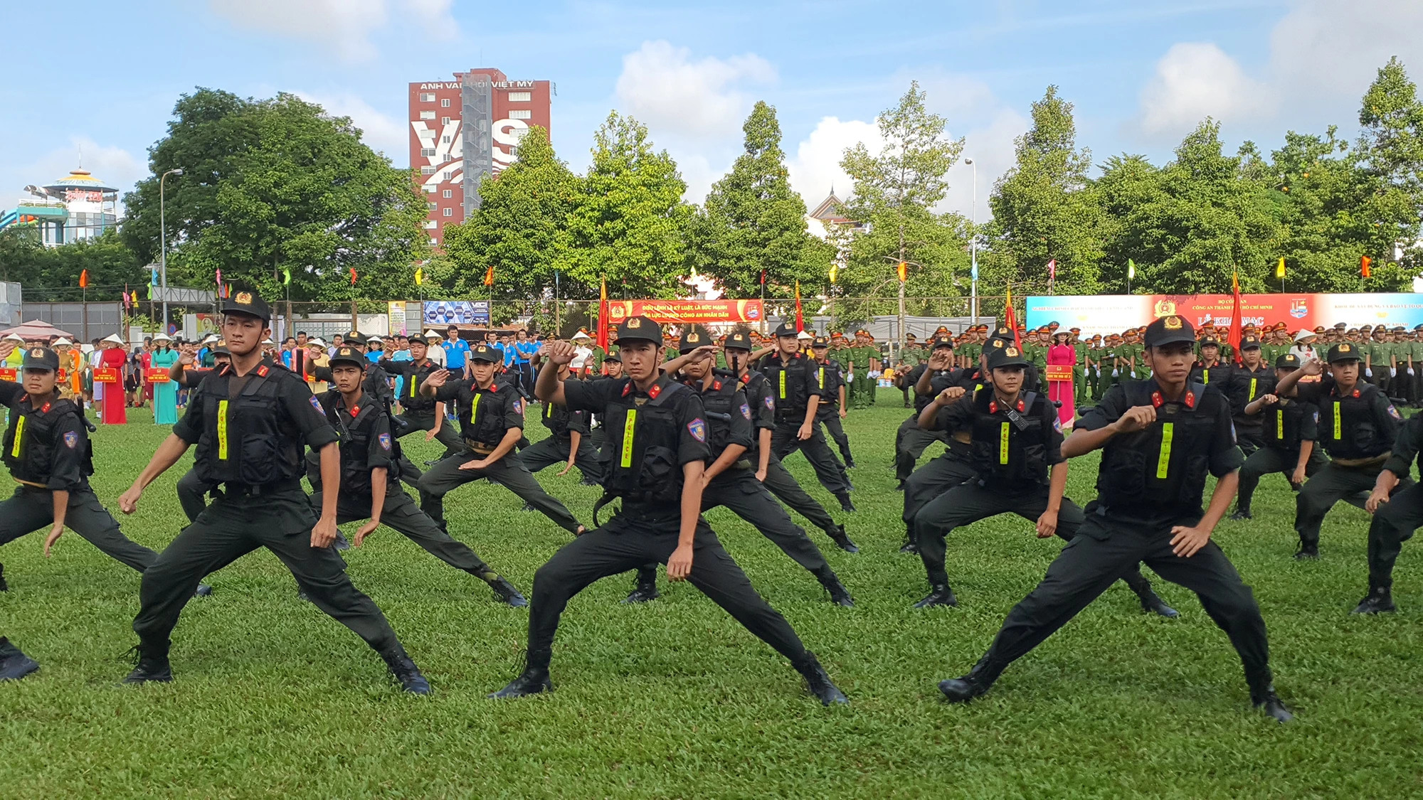 Phần biểu diễn môn võ Mai hoa quyền do các cán bộ chiến sĩ CSCĐ thực hiện đẹp mắt trong buổi lễ. Ảnh: NT Phần biểu diễn môn võ Mai hoa quyền do các cán bộ chiến sĩ CSCĐ thực hiện đẹp mắt trong buổi lễ. Ảnh: NT