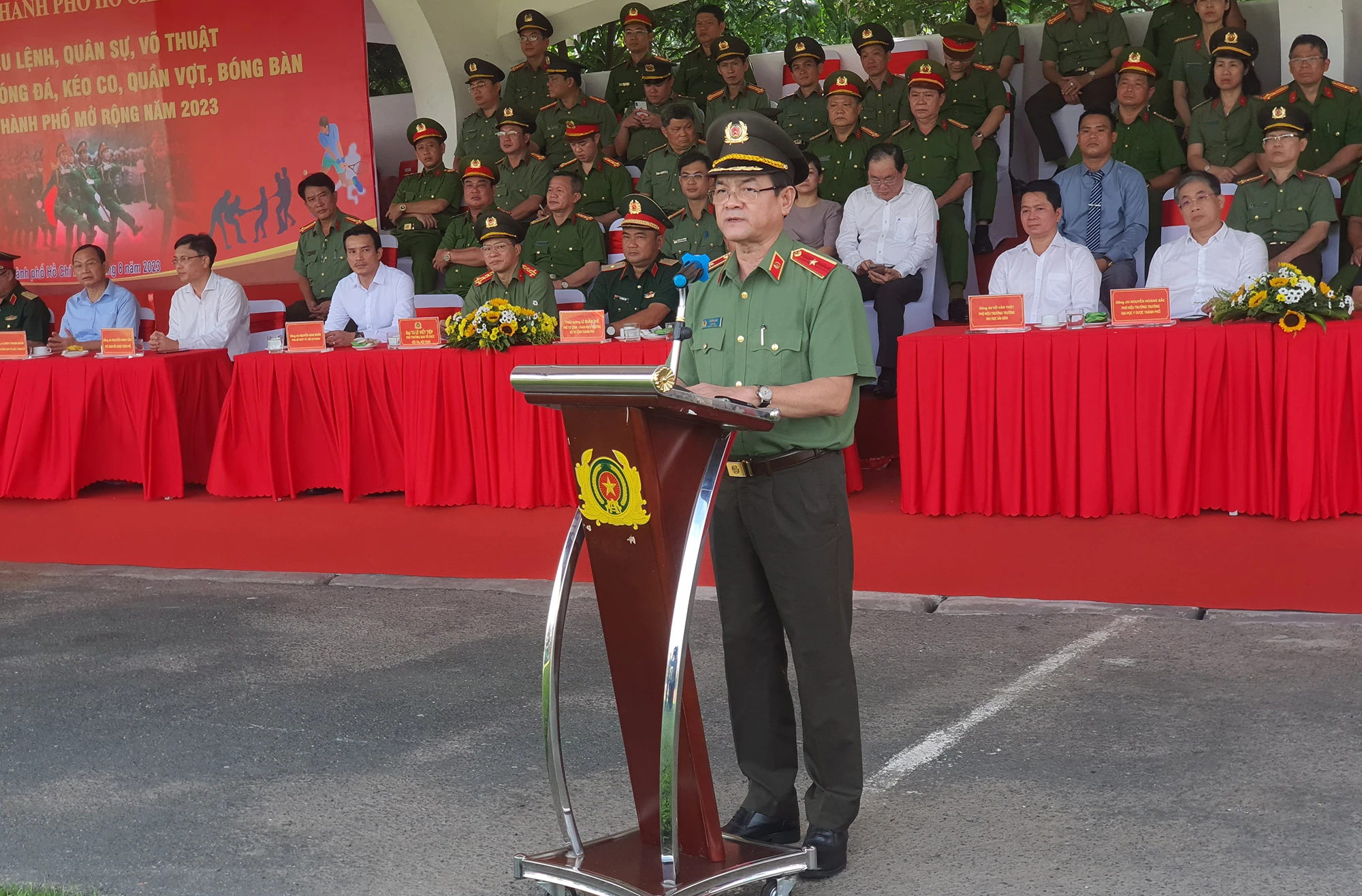 Phát biểu khai mạc Hội thi, Thiếu tướng Lê Hồng Nam, Giám đốc Công an TP.HCM, cho biết, công tác điều lệnh, quân sự, võ thuật và công tác thể dục, thể thao là nhiệm vụ chính trị quan trọng trong công tác xây dựng lực lượng CAND. Phát biểu khai mạc Hội thi, Thiếu tướng Lê Hồng Nam, Giám đốc Công an TP.HCM, cho biết, công tác điều lệnh, quân sự, võ thuật và công tác thể dục, thể thao là nhiệm vụ chính trị quan trọng trong công tác xây dựng lực lượng CAND.