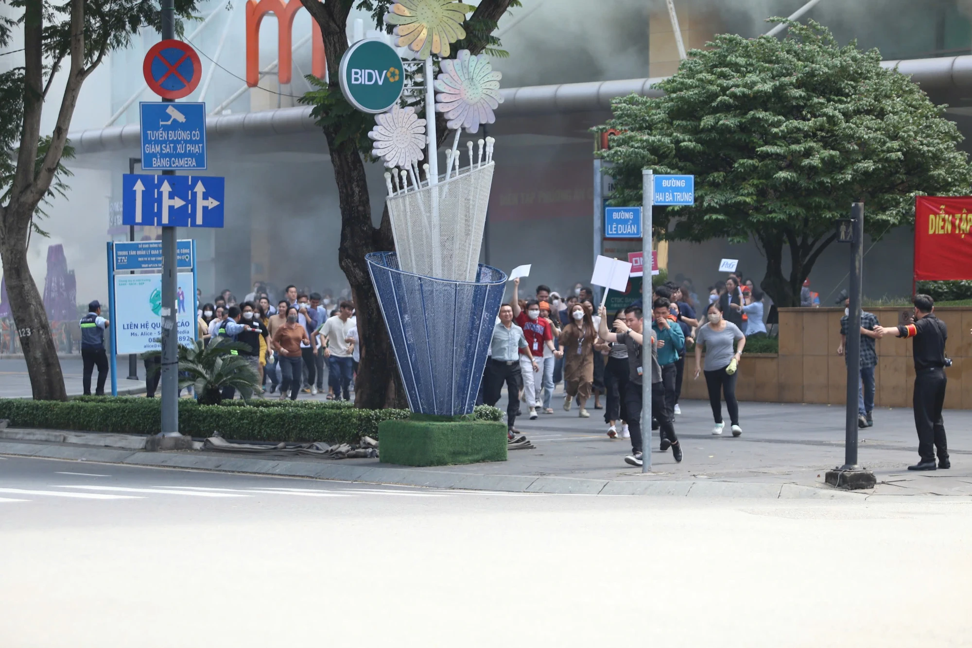 canh-sat-cam-duong-de-hon-1-500-nguoi-dien-tap-chua-chay-o-mplaza-4.jpg