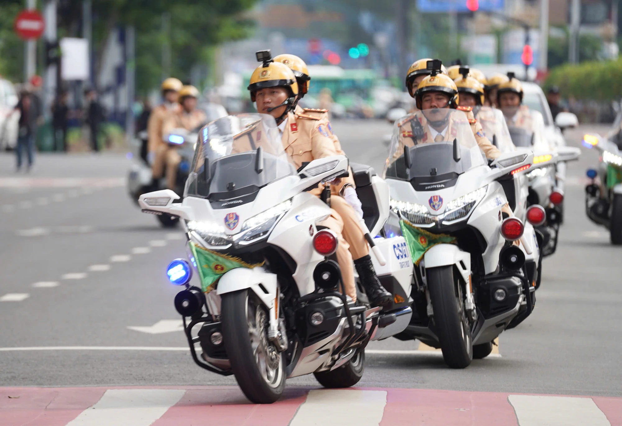 khong-the-roi-mat-truoc-canh-canh-ve-trinh-dien-giai-cuu-nhan-vat-vip (10).jpg