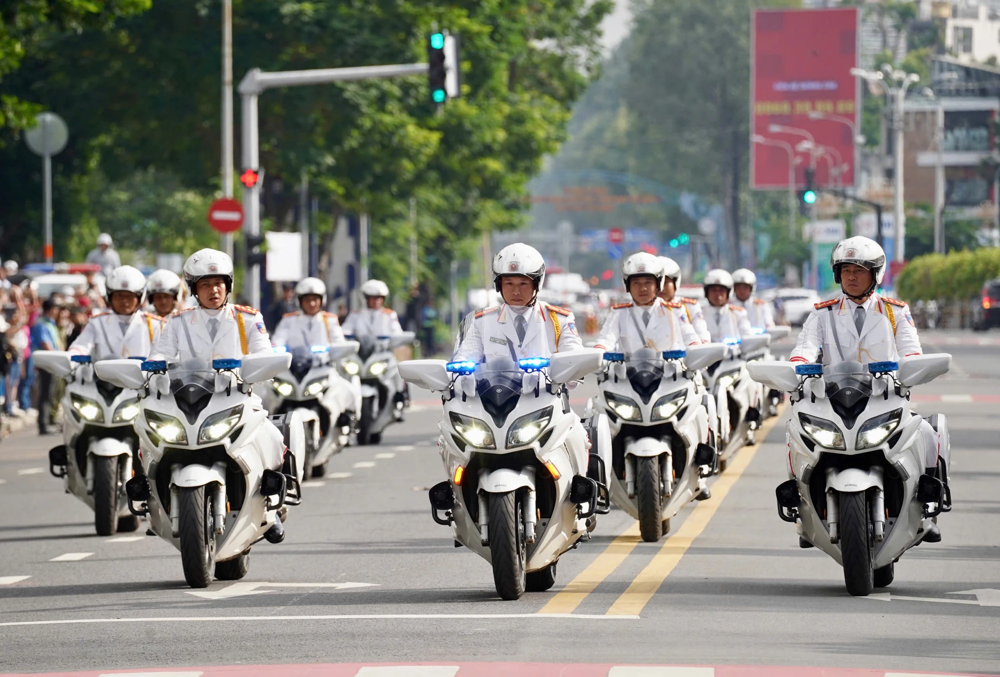 khong-the-roi-mat-truoc-canh-canh-ve-trinh-dien-giai-cuu-nhan-vat-vip (11).jpg