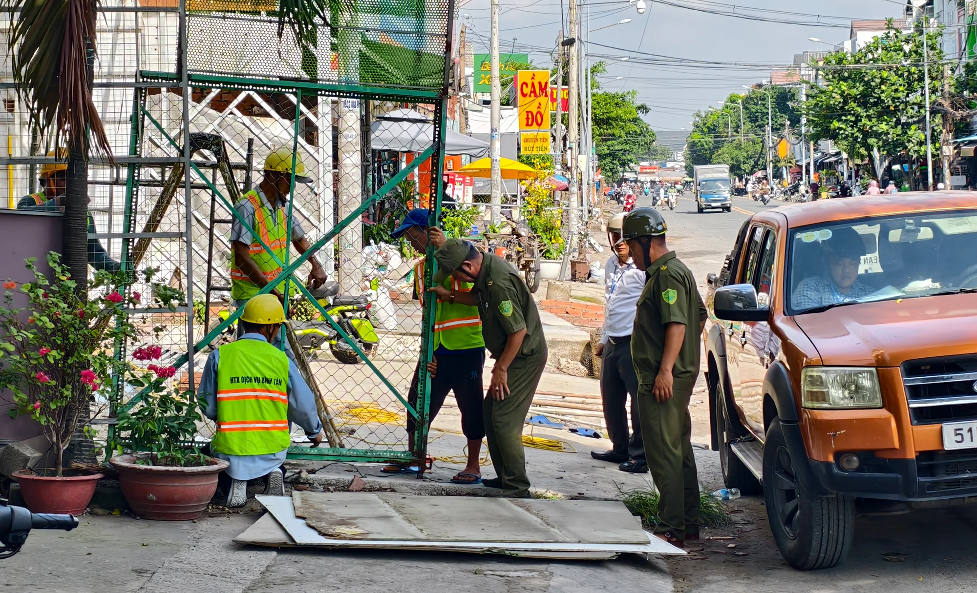 Hơn 50 công trình tạm lấn chiếm vỉa hè ở phường Bình Tân được tháo dỡ