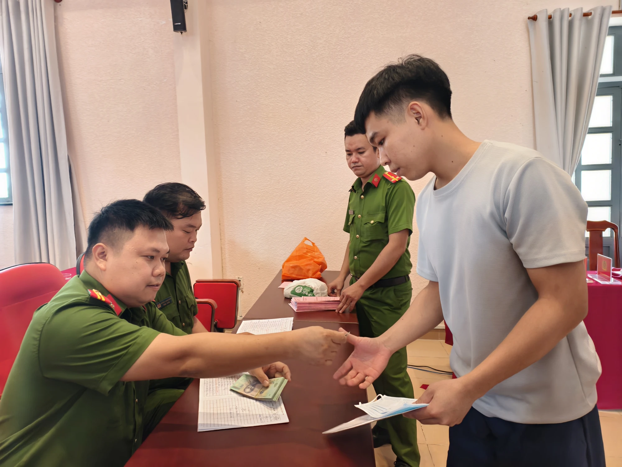niem-vui-ngay-tro-ve-cua-129-pham-nhan-duoc-dac-xa-tai-trai-tam-giam-chi-hoa (15).jpg