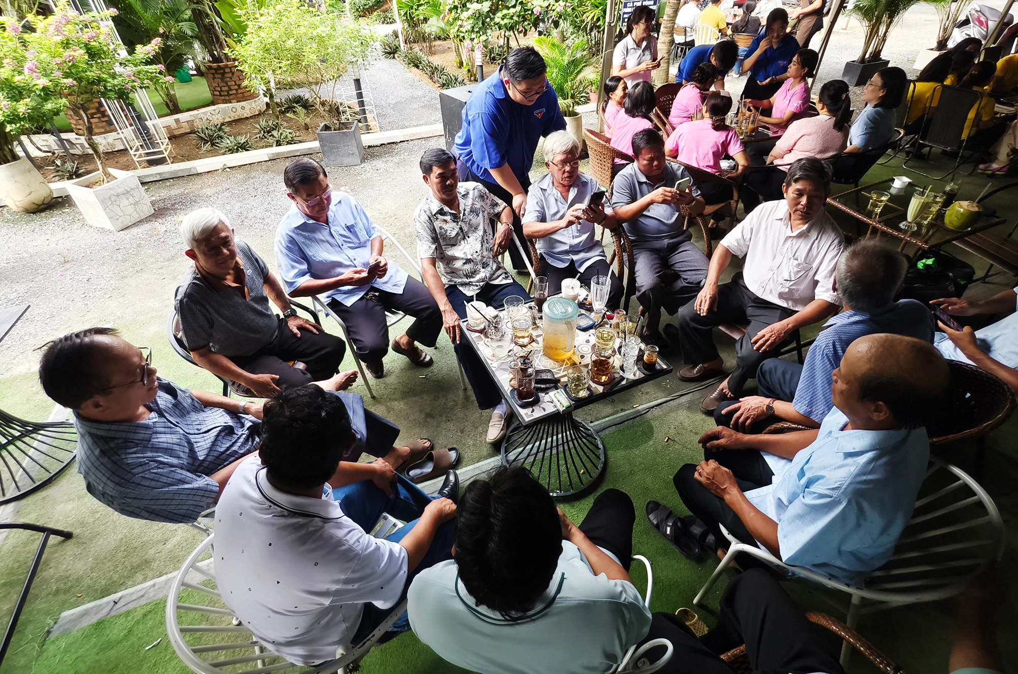 ly-ca-phe-sang-xoa-rao-can-lanh-dao-xa-nhuan-duc-ngoi-ban-tron-go-vuong-cho-dan-4.jpg