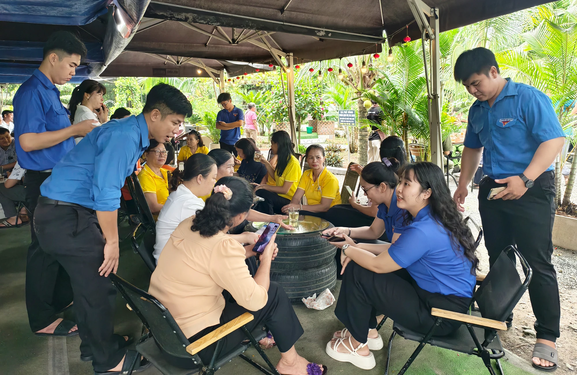 ly-ca-phe-sang-xoa-rao-can-lanh-dao-xa-nhuan-duc-ngoi-ban-tron-go-vuong-cho-dan-7.jpg