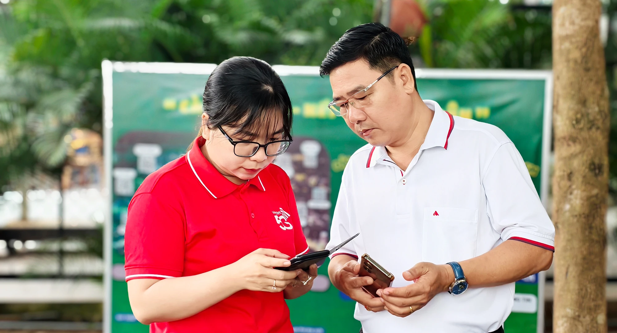ly-ca-phe-sang-xoa-rao-can-lanh-dao-xa-nhuan-duc-ngoi-ban-tron-go-vuong-cho-dan-8.jpg