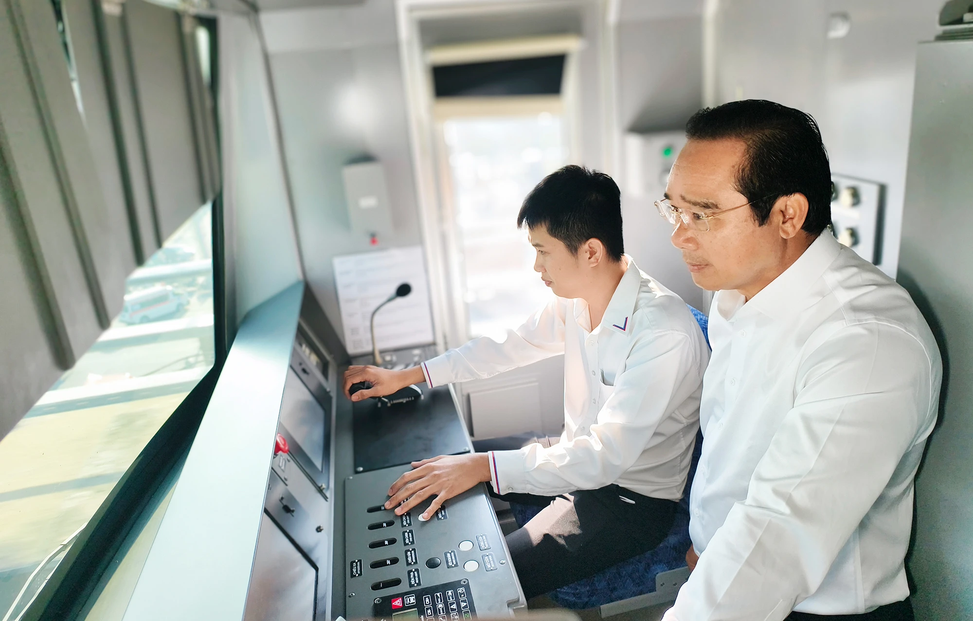 chu-tich-ubnd-tp-hcm-nguyen-van-duoc-di-metro-du-ra-mat-trung-tam-phuc-vu-hanh-chinh-cong (15).jpg