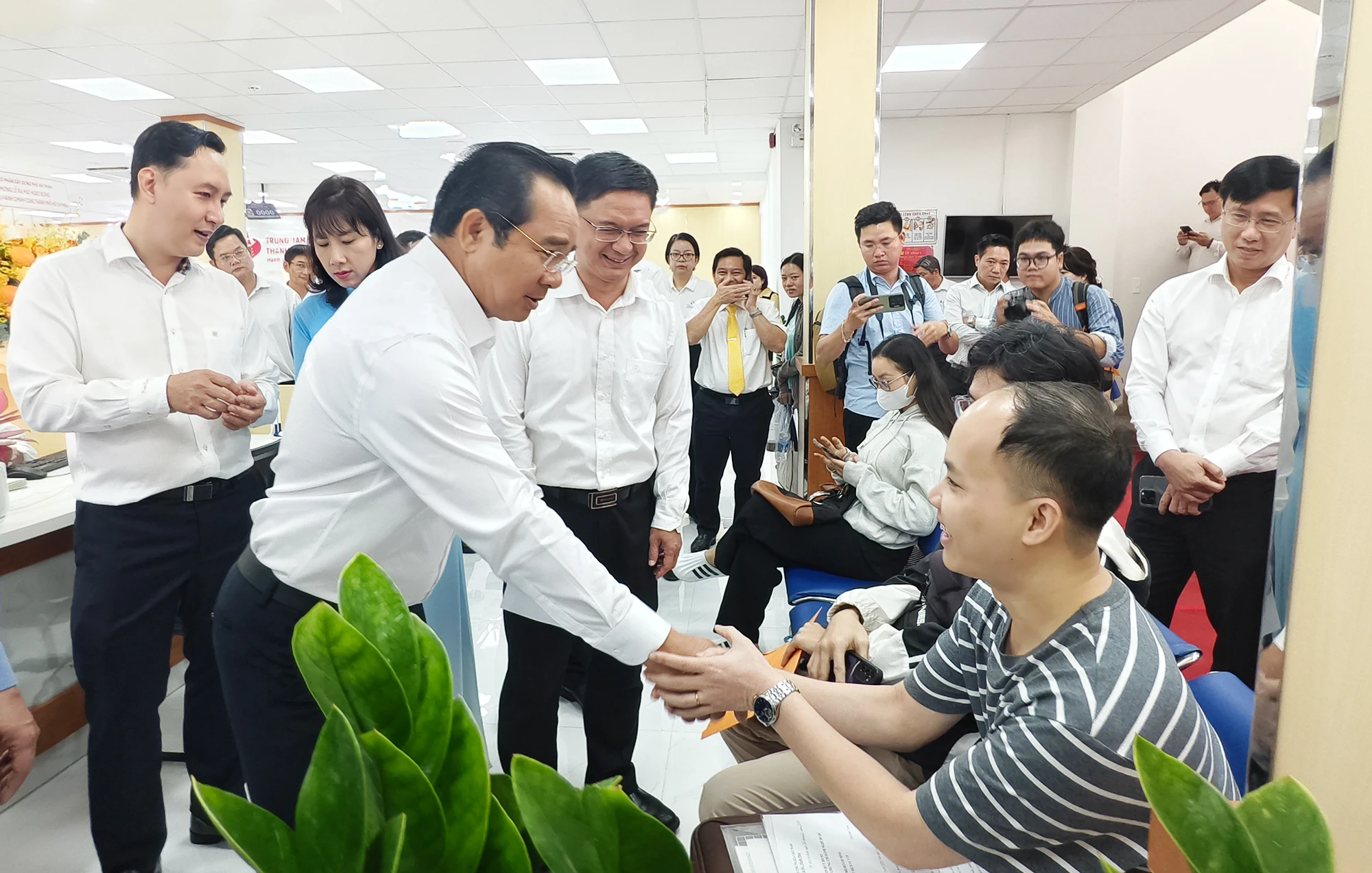 chu-tich-ubnd-tp-hcm-nguyen-van-duoc-di-metro-du-ra-mat-trung-tam-phuc-vu-hanh-chinh-cong (3).jpg