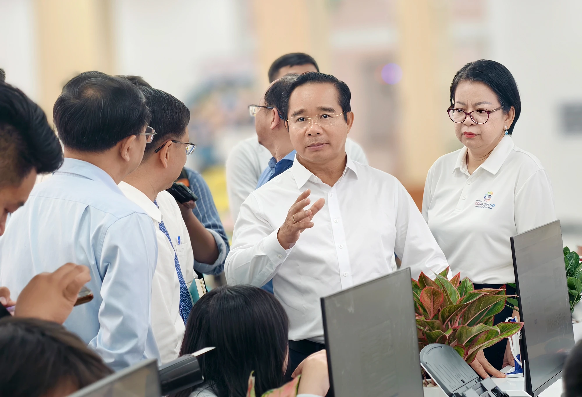 Chủ tịch UBND TP.HCM động viên cán bộ công chức làm việc tại Trung tâm Phục vụ hành chính công TP