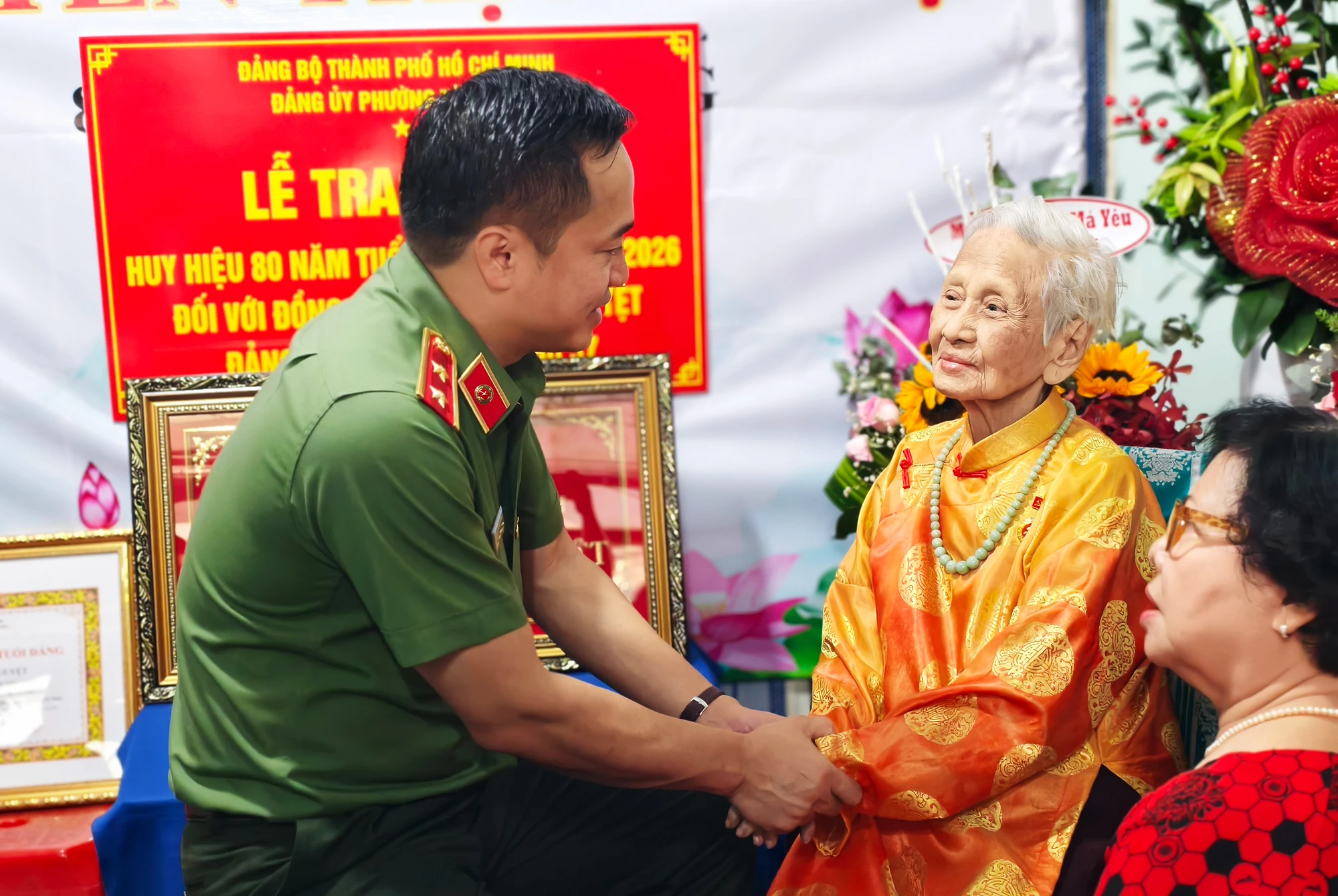 trao-huy-hieu-80-nam-tuoi-dang-trung-tuong-mai-hoang-00.jpg