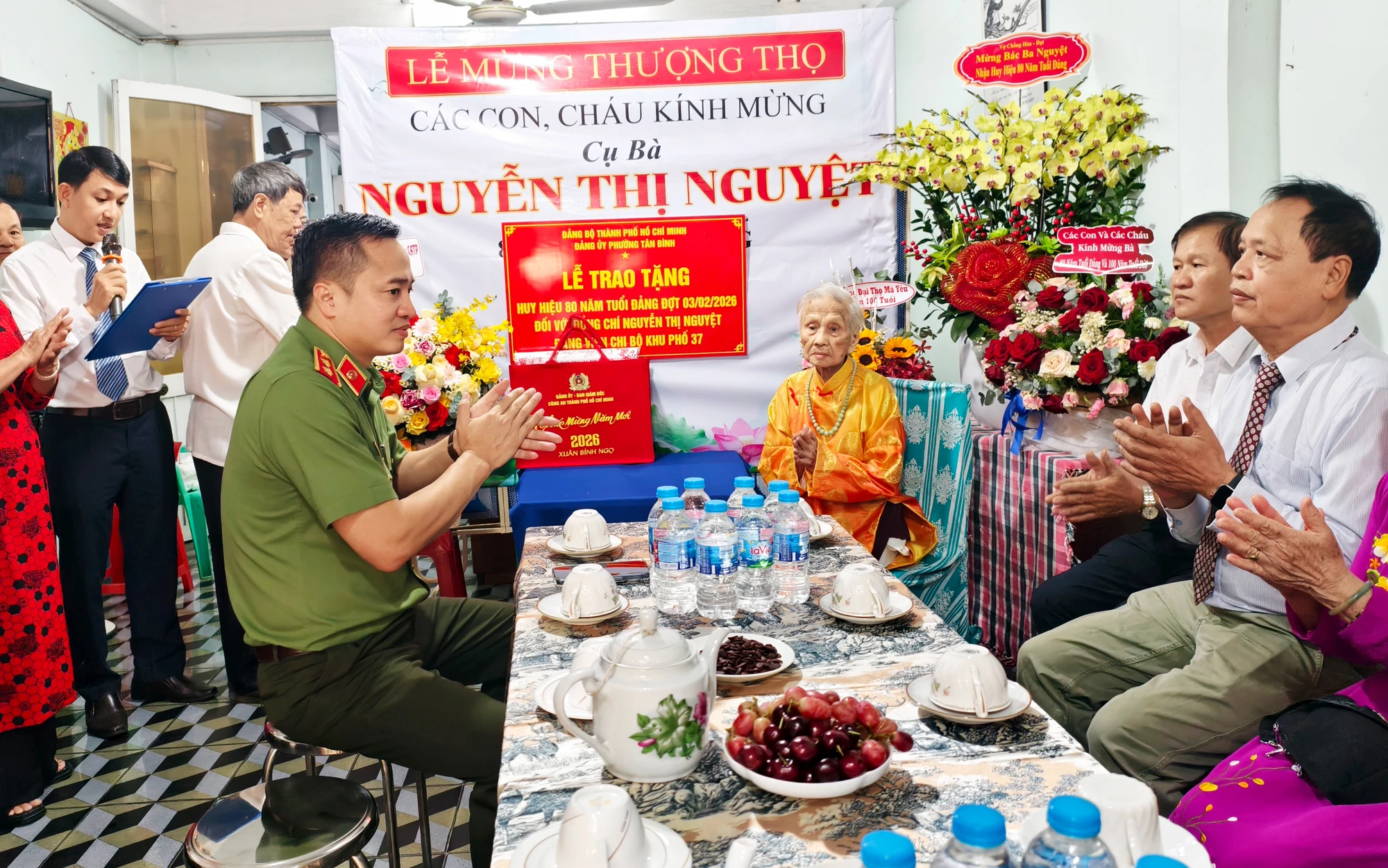 trao-huy-hieu-80-nam-tuoi-dang-trung-tuong-mai-hoang-0f.jpg