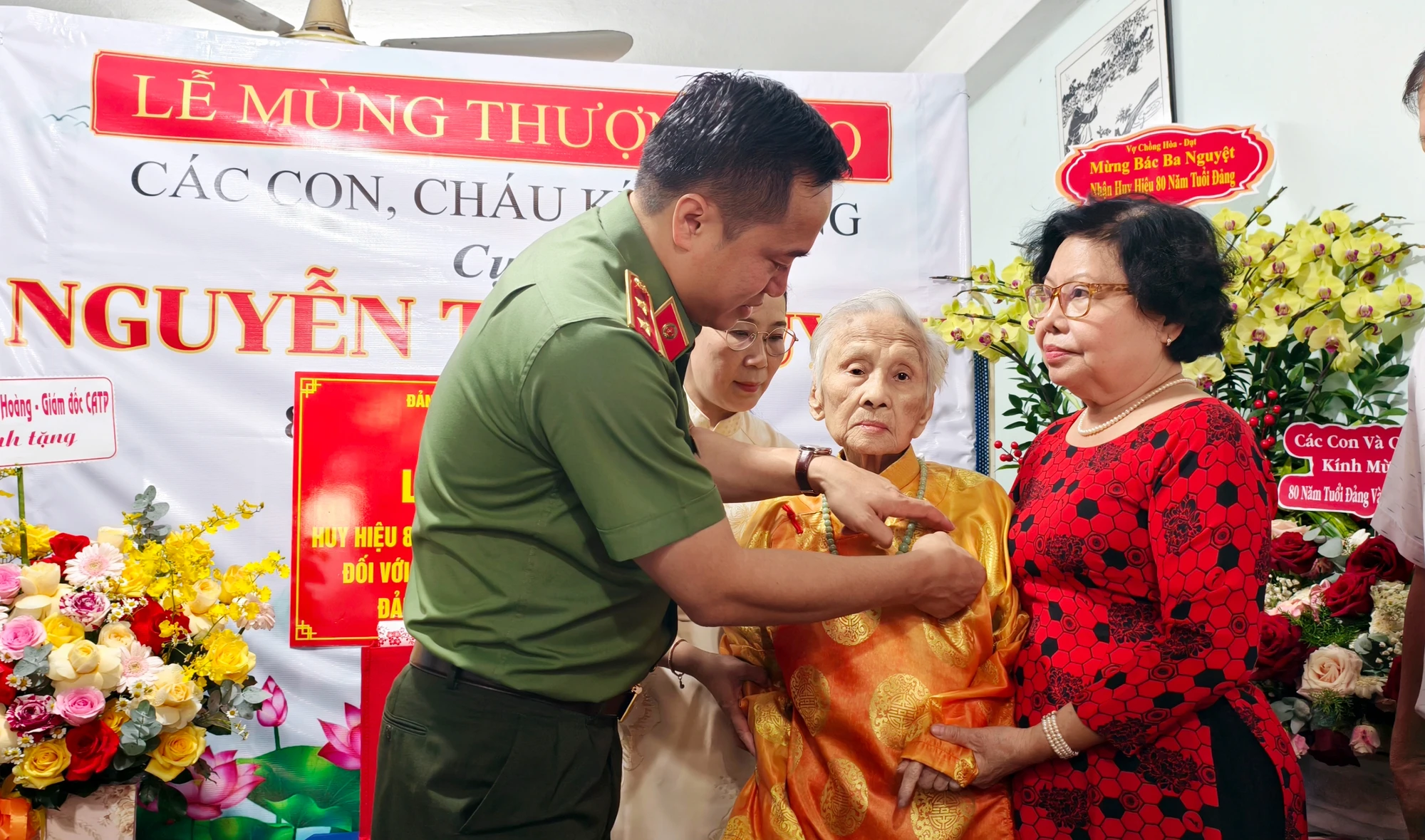 trao-huy-hieu-80-nam-tuoi-dang-trung-tuong-mai-hoang-0r.jpg
