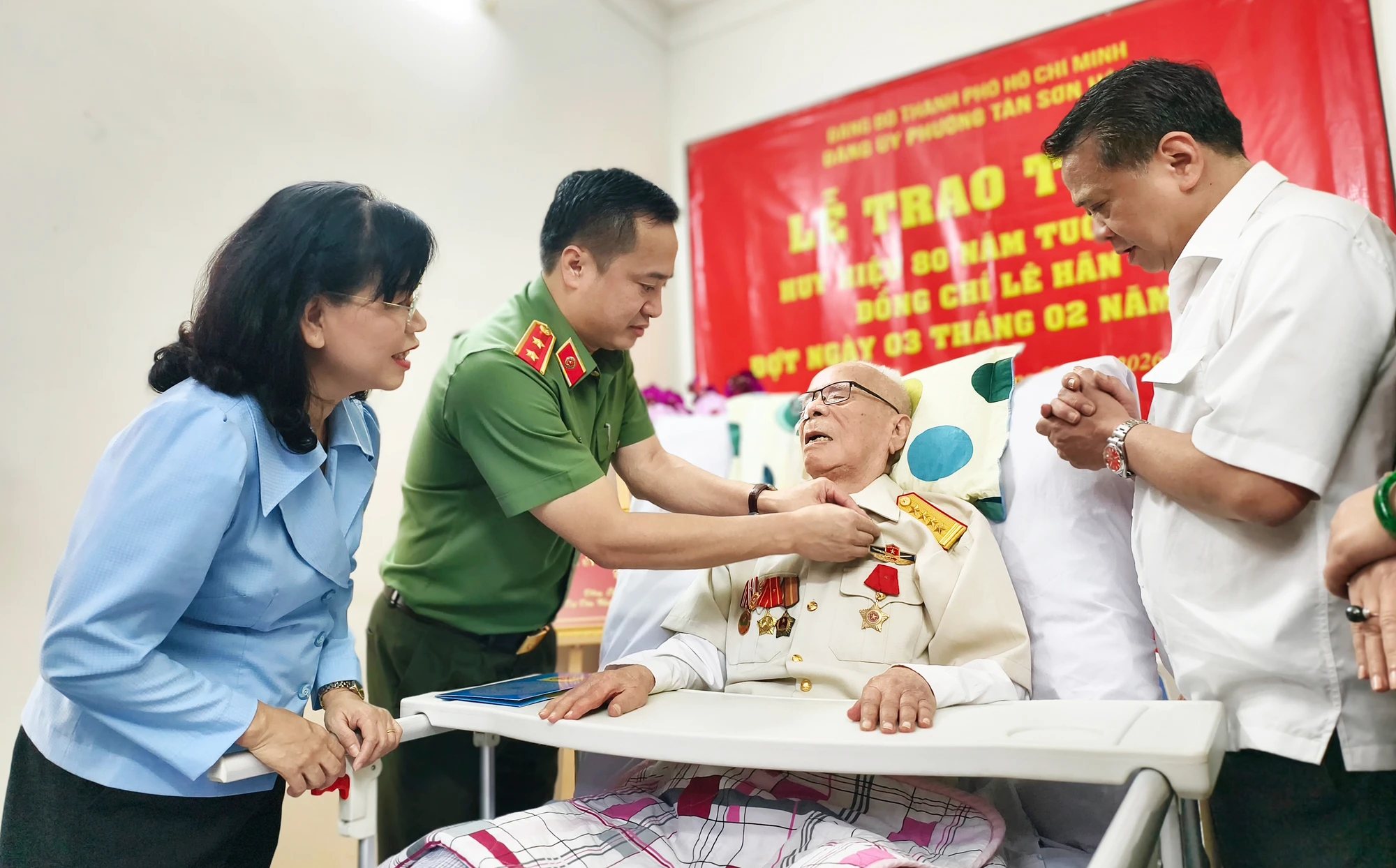 Trung tướng Mai Hoàng trao Huy hiệu 80 năm tuổi Đảng cho hai đảng viên lão thành