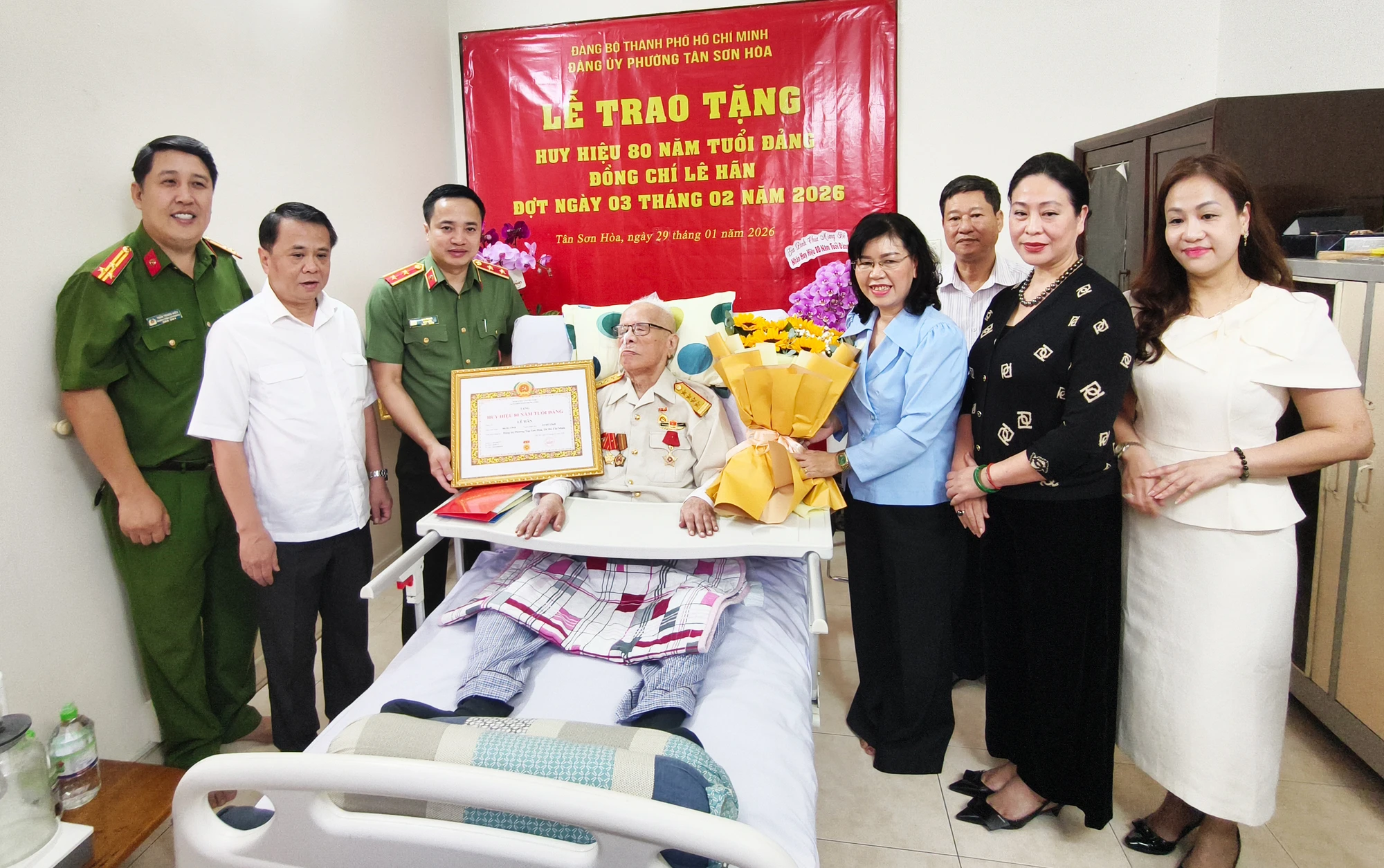 trao-huy-hieu-80-nam-tuoi-dang-trung-tuong-mai-hoang-63.jpg