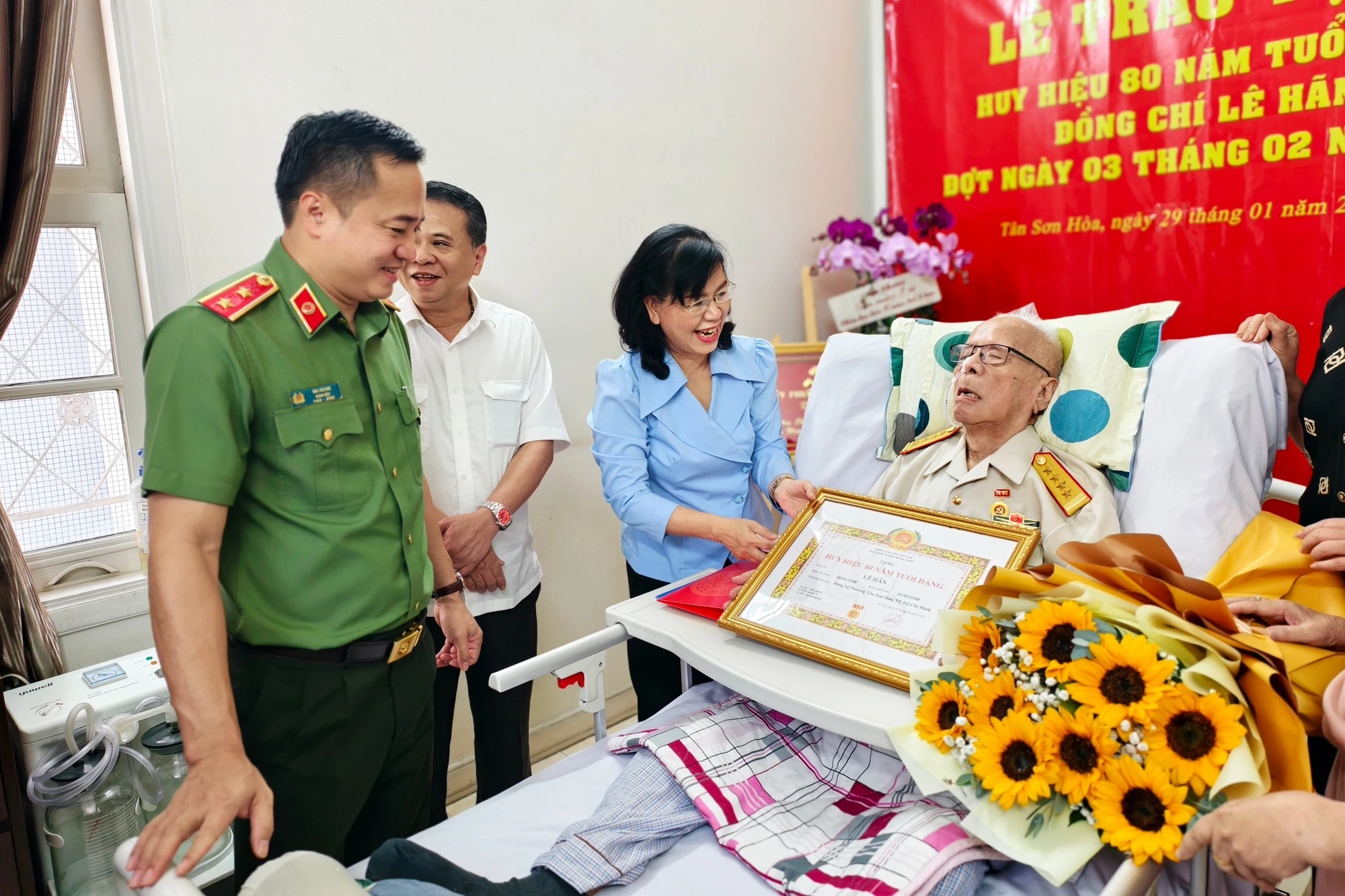 trao-huy-hieu-80-nam-tuoi-dang-trung-tuong-mai-hoang-70.jpg