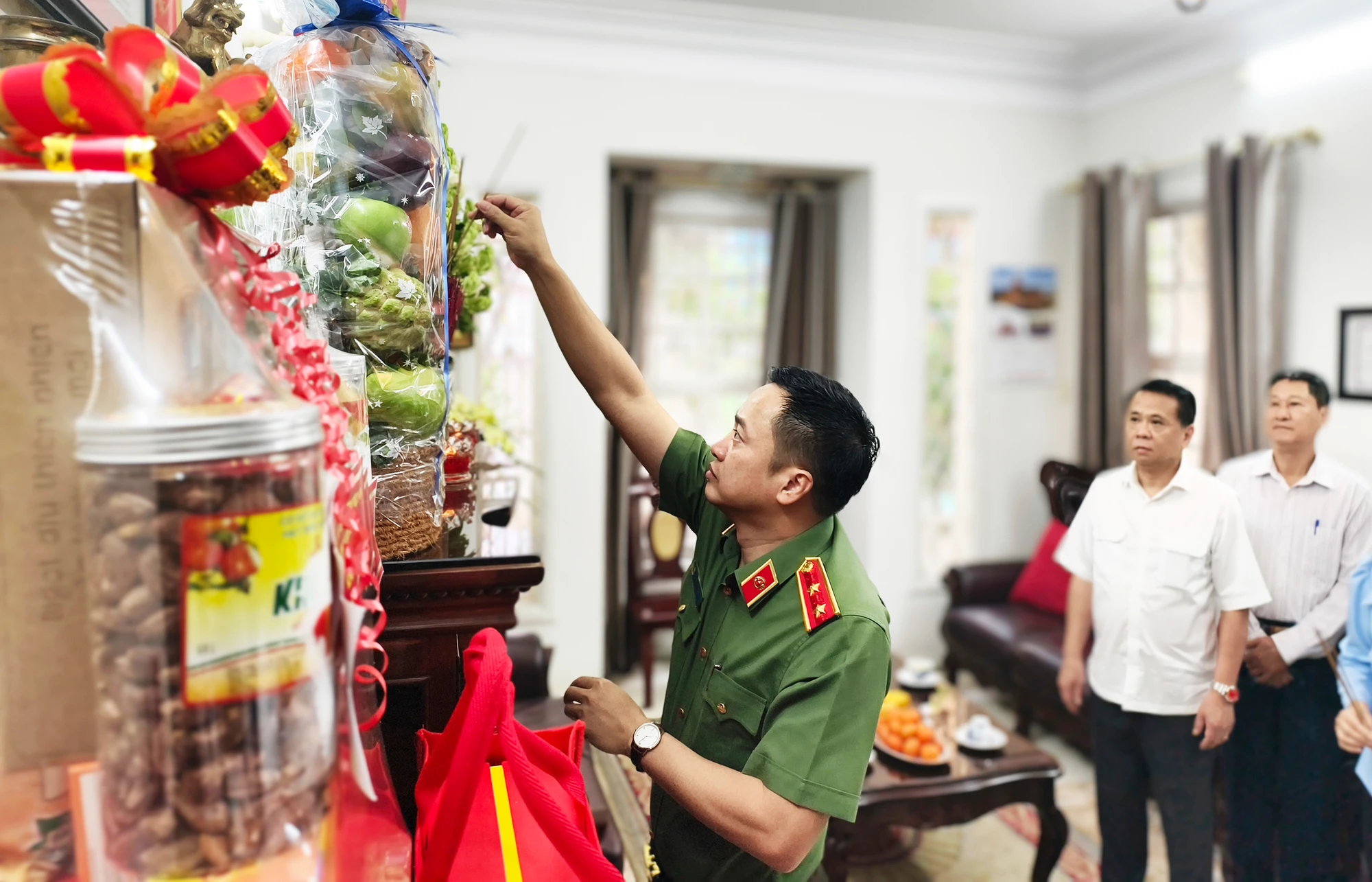 trao-huy-hieu-80-nam-tuoi-dang-trung-tuong-mai-hoang-o.jpg