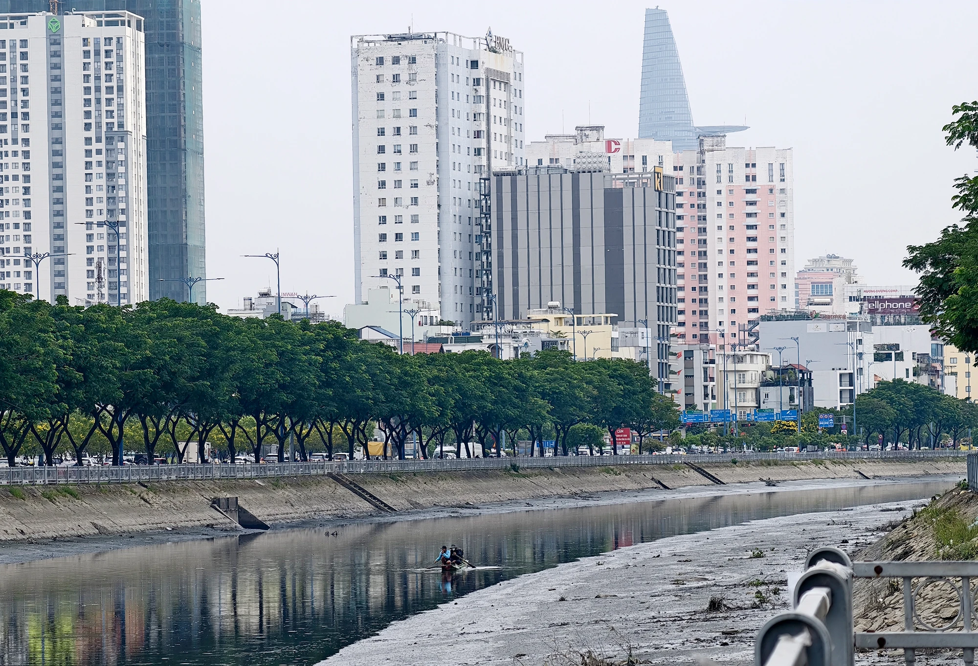 Thản nhiên dùng kích điện tận diệt cá giữa trung tâm TP.HCM