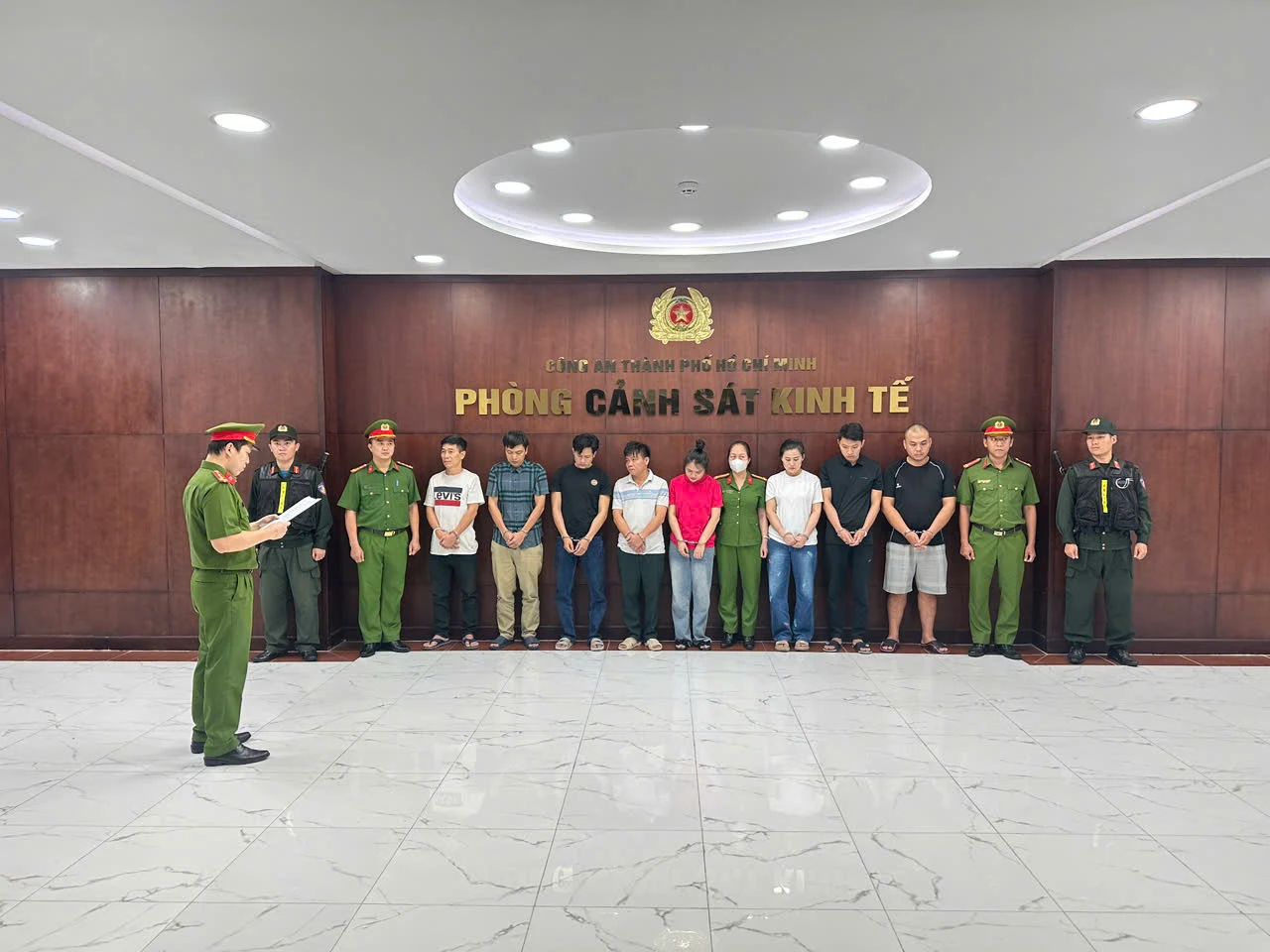 Từ trái qua_ Nguyên Hồ Quang Nghĩa, Mạc Đỗ Kiên , Phùng Bá Thắng, Nguyễn Văn Xuân, Phan Dương Khánh Ly, Nguyễn Hạnh Phúc, Vũ Thế Nam, Nguyễn Văn Tam.jpg