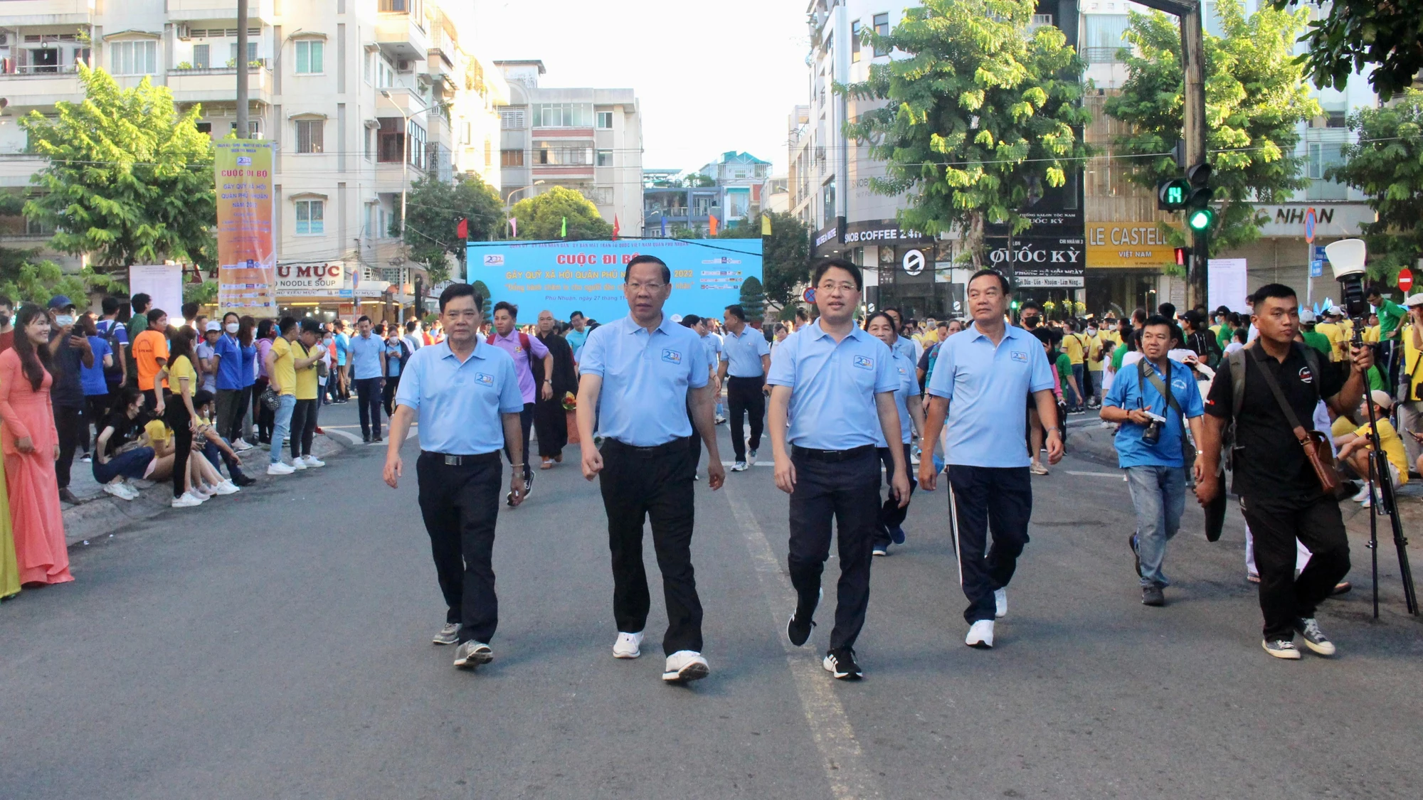 Ông Phan Văn Mãi cùng ông Phạm Hồng Sơn, Bí thư quận Phú Nhuận và ông Huỳnh Đăng Linh, Phó Bí thư thường trực chuẩn bị tham gia đi bộ. Ảnh: NGUYỄN YÊN Ông Phan Văn Mãi cùng ông Phạm Hồng Sơn, Bí thư quận Phú Nhuận và ông Huỳnh Đăng Linh, Phó Bí thư thường trực chuẩn bị tham gia đi bộ. Ảnh: NGUYỄN YÊN