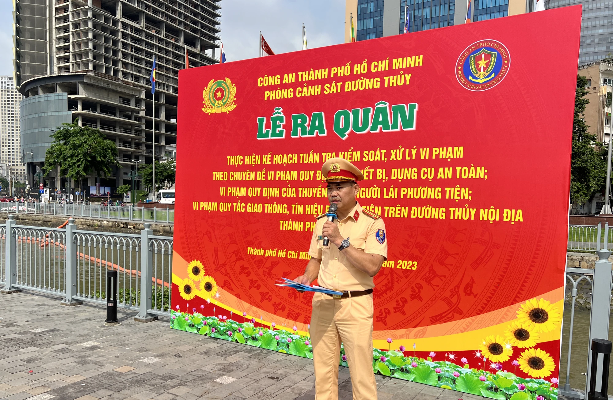 Đại tá Trần Văn Hiếu phát biểu tại lễ ra quân. Ảnh: NGUYỄN YÊN
