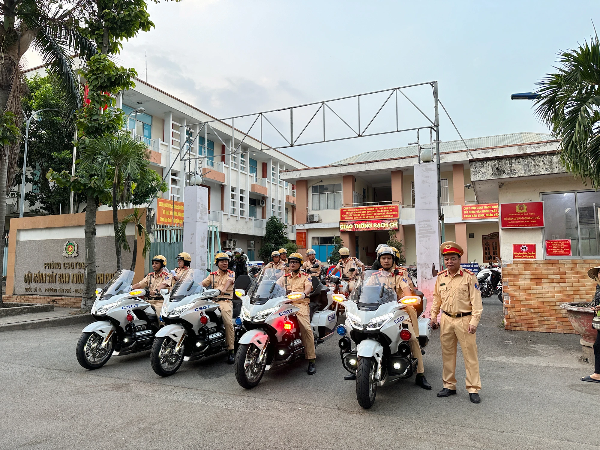 csgt-tp-hcm-bat-dau-cao-diem-kiem-soat-quoc-lo-1-12.jpg